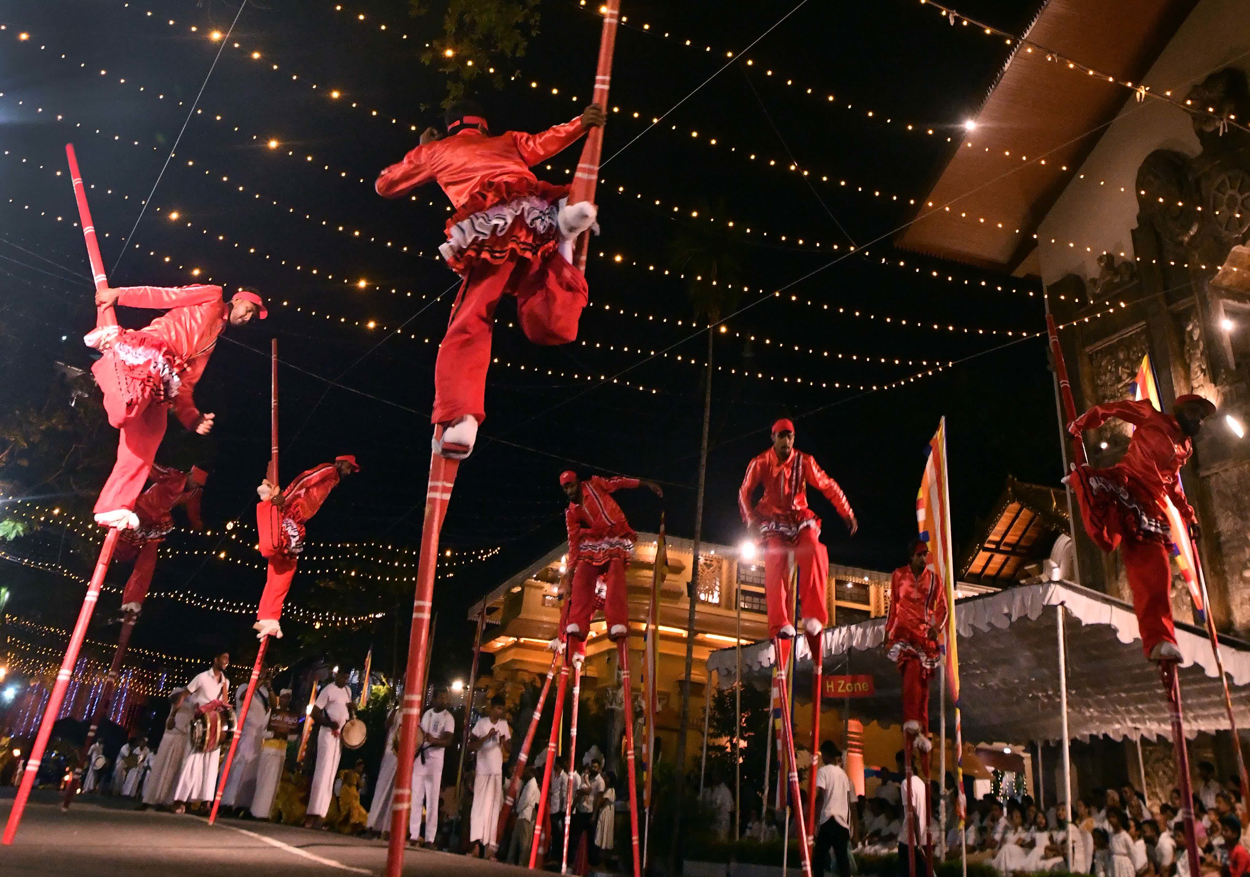 2月23日，舞者在斯里蘭卡科倫坡參加「納瓦姆月圓節」遊行。（新華社）