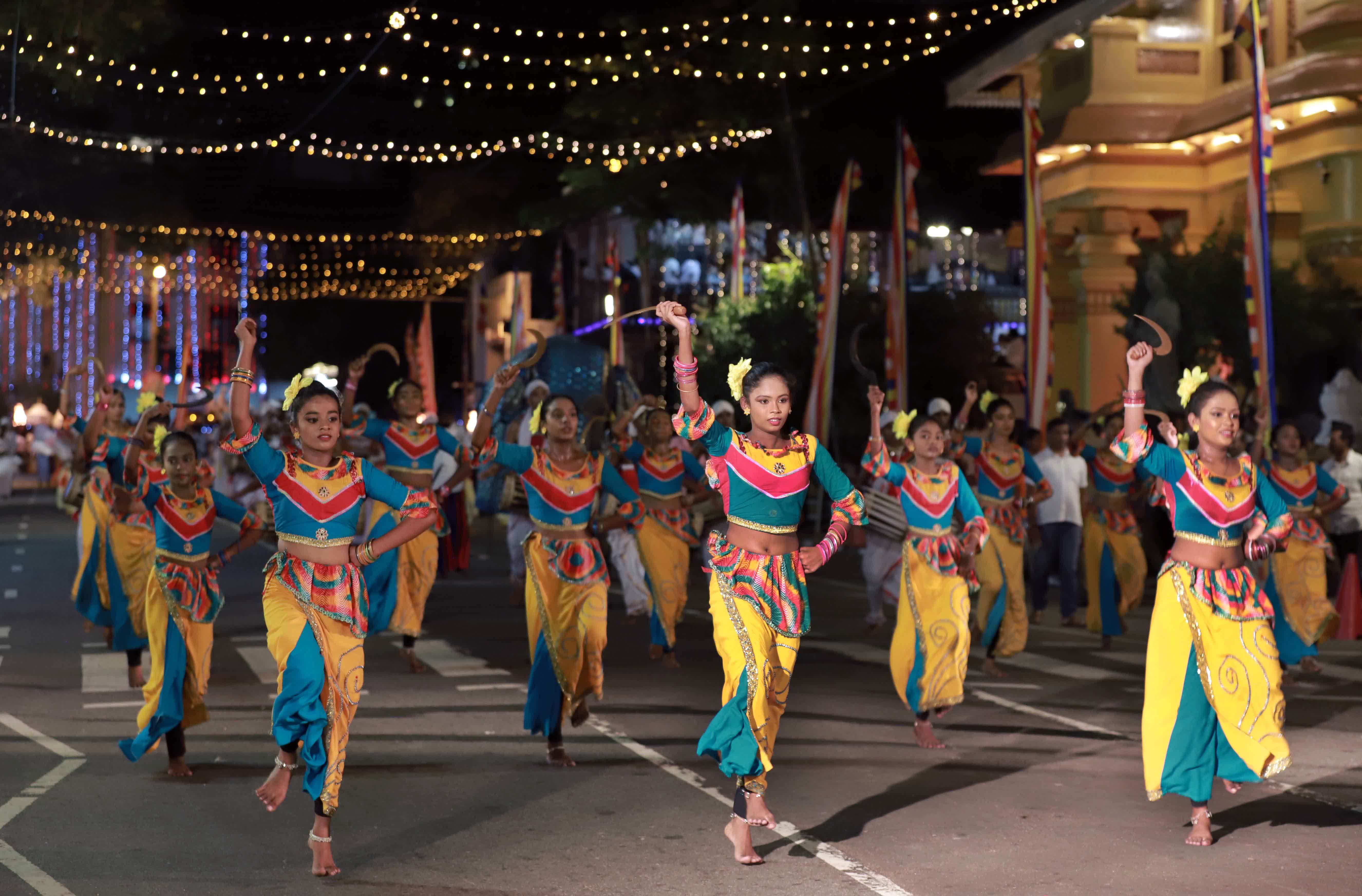 2月23日，舞者在斯里蘭卡科倫坡參加「納瓦姆月圓節」遊行。（新華社）