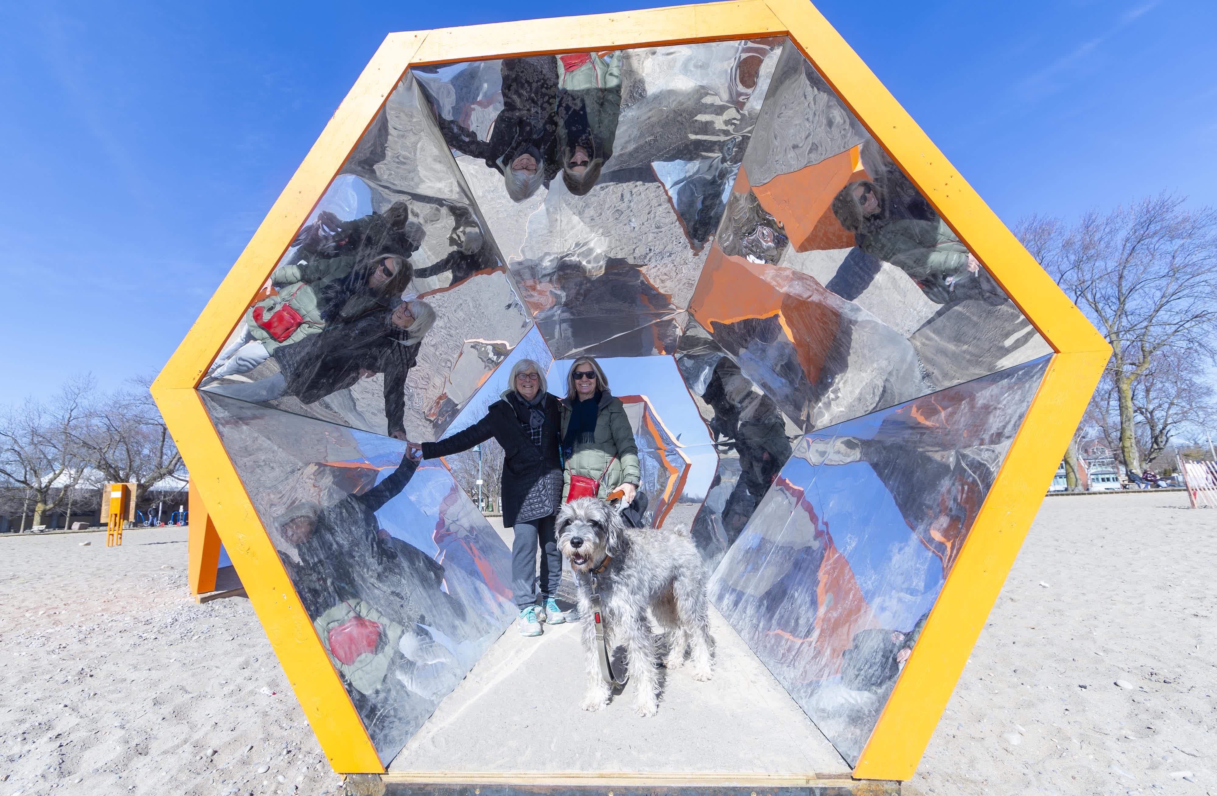 2月26日，在加拿大多倫多安大略湖畔，人們與「冬季小築」國際設計比賽的展出作品合影。（新華社）