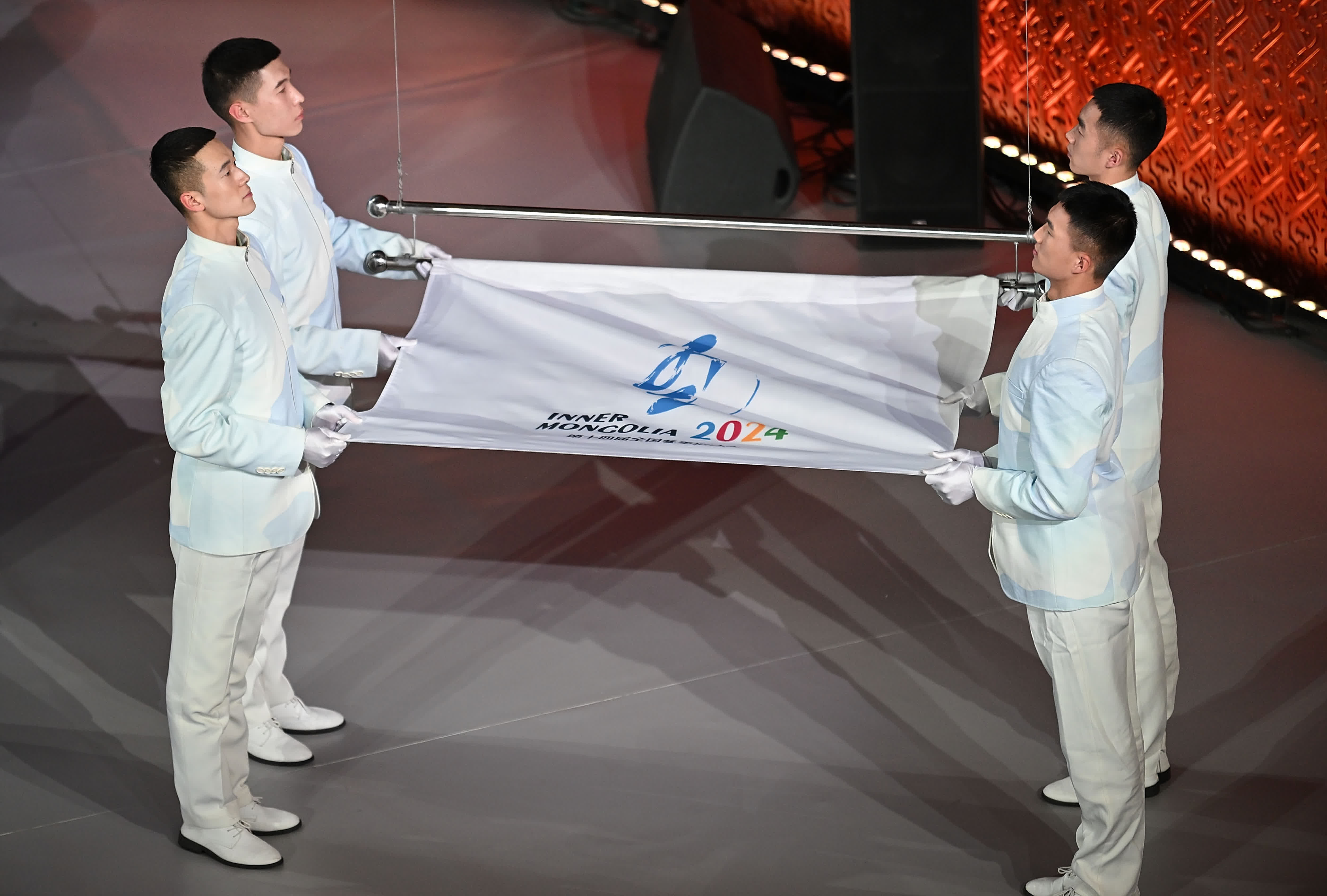 這是2月27日在閉幕式上拍攝的中華人民共和國第十四屆冬季運動會會旗。