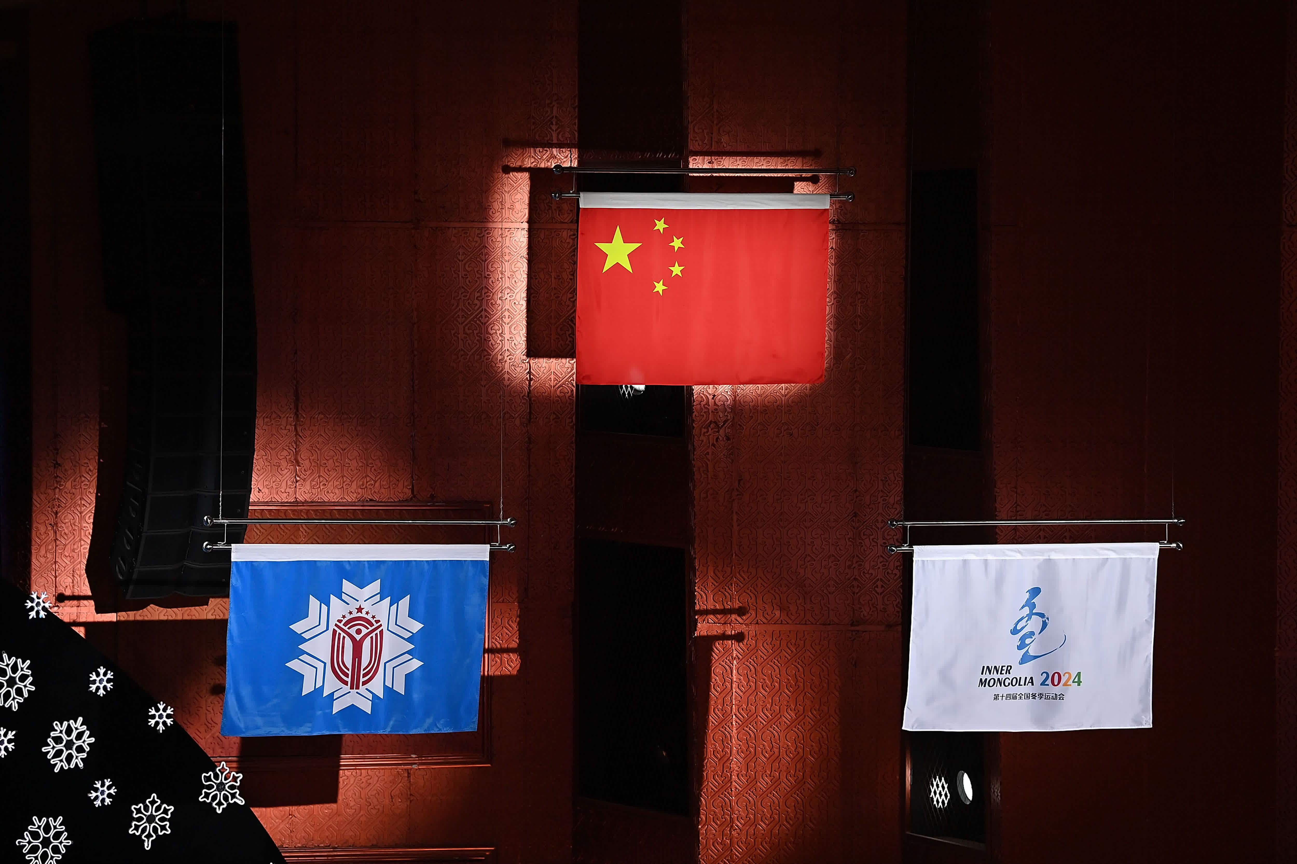 2月27日，中華人民共和國國旗、中華人民共和國冬季運動會會旗、中華人民共和國第十四屆冬季運動會會旗在閉幕式上飄揚。