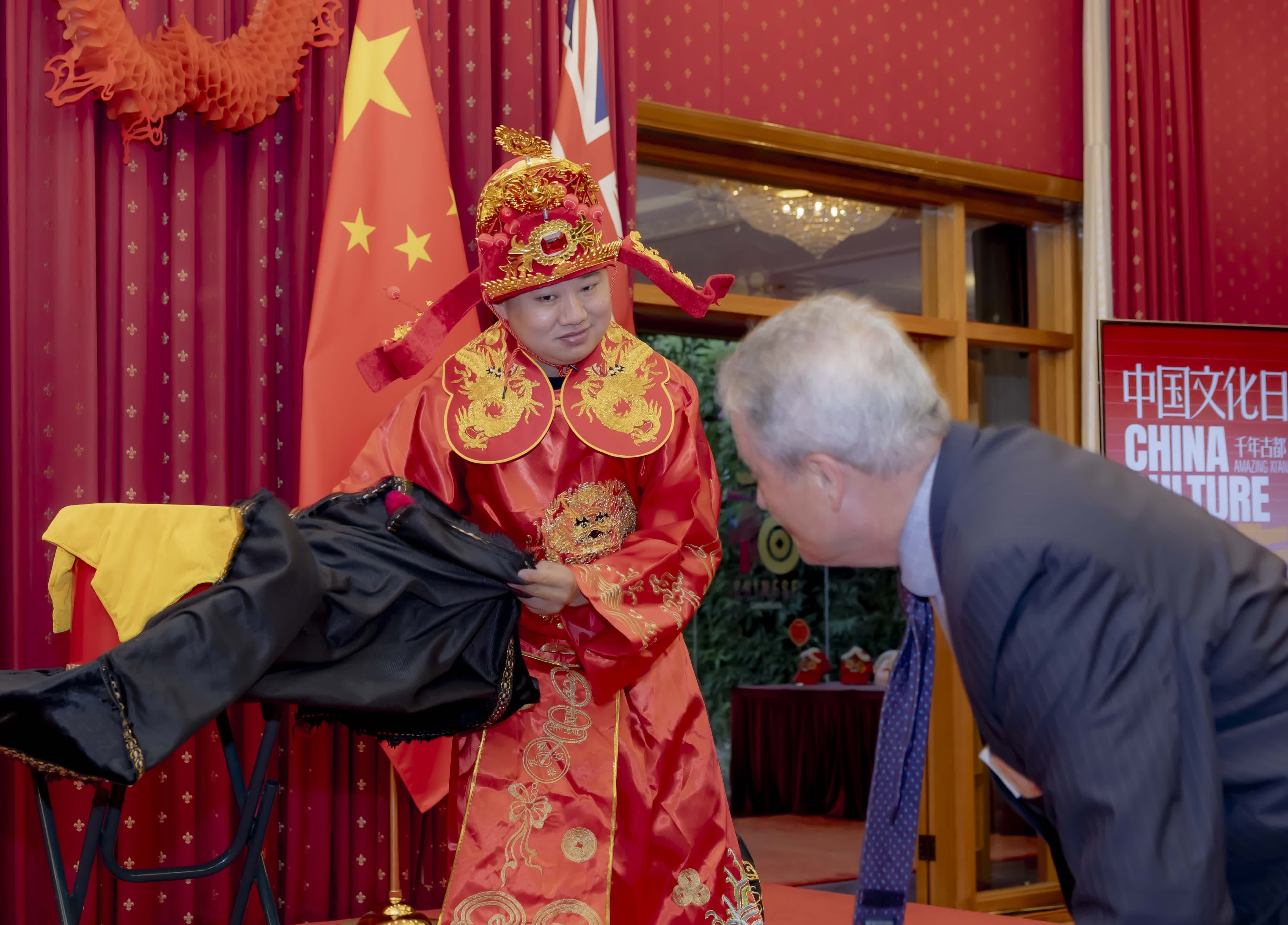 2月27日，在澳大利亞堪培拉中國駐澳大利亞大使館，來自西安的藝術家表演魔術。