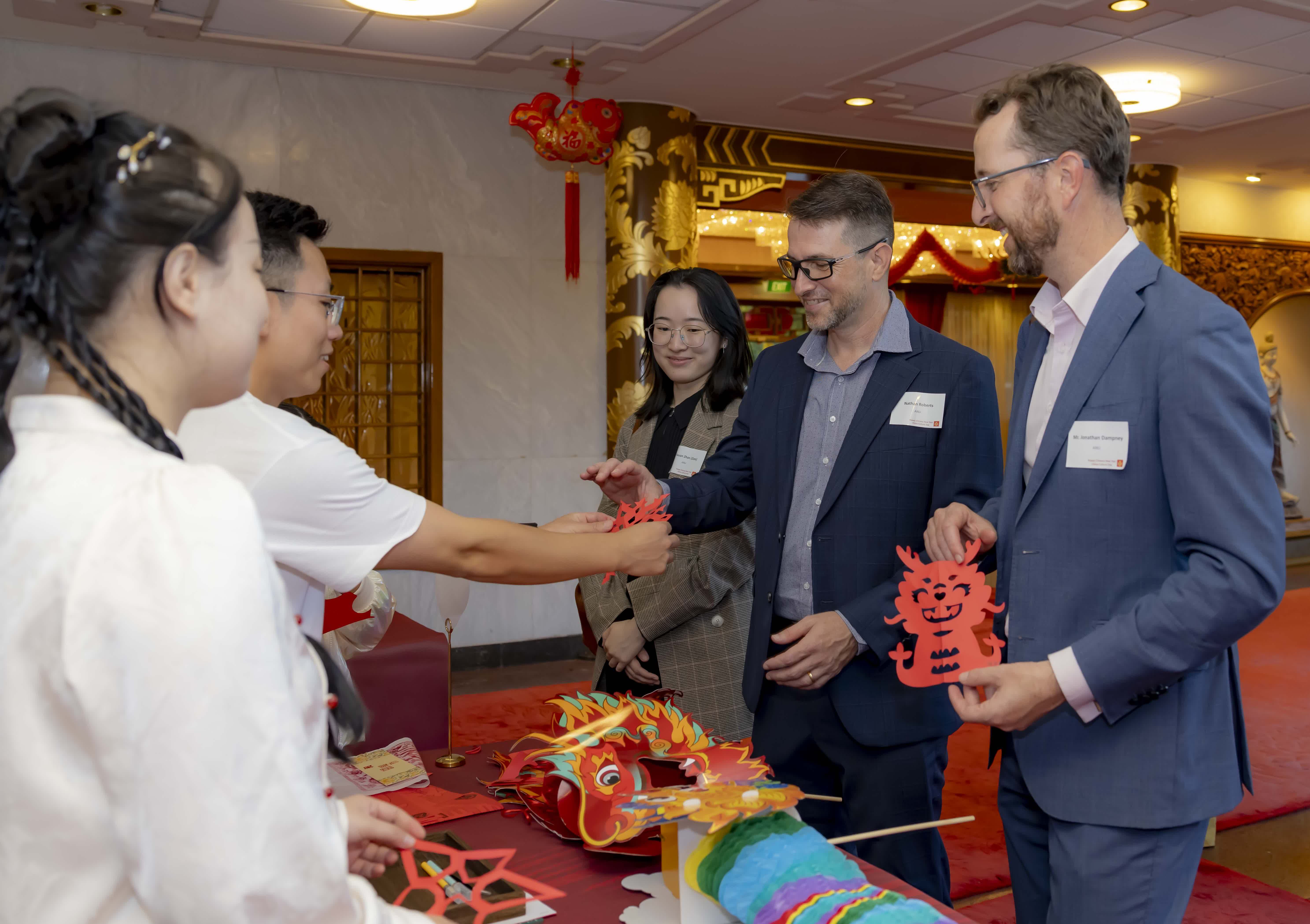 2月27日，在澳大利亞堪培拉中國駐澳大利亞大使館，來賓欣賞中國剪紙藝術。