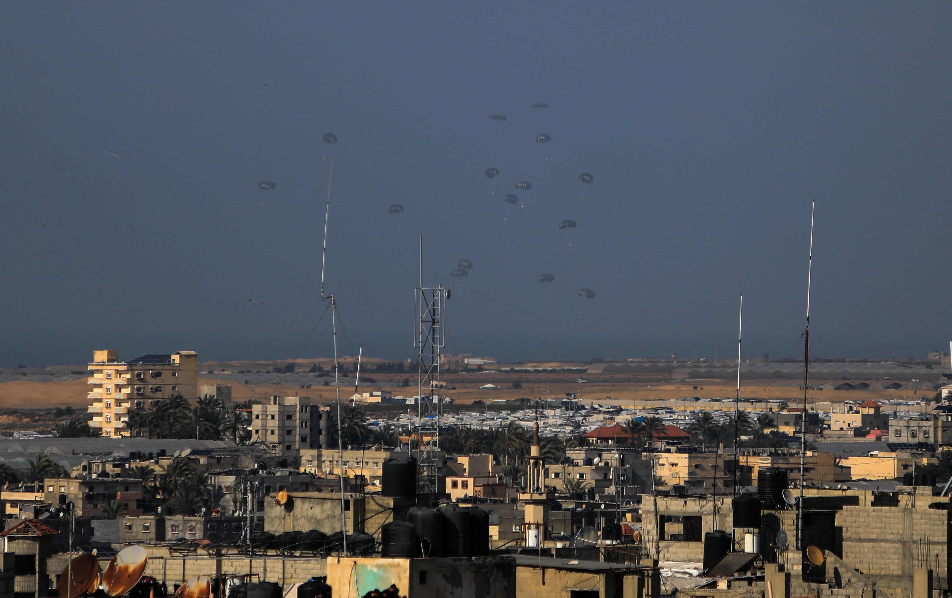 這是2月27日拍攝的向加沙地帶空投的救援物資。（新華社）