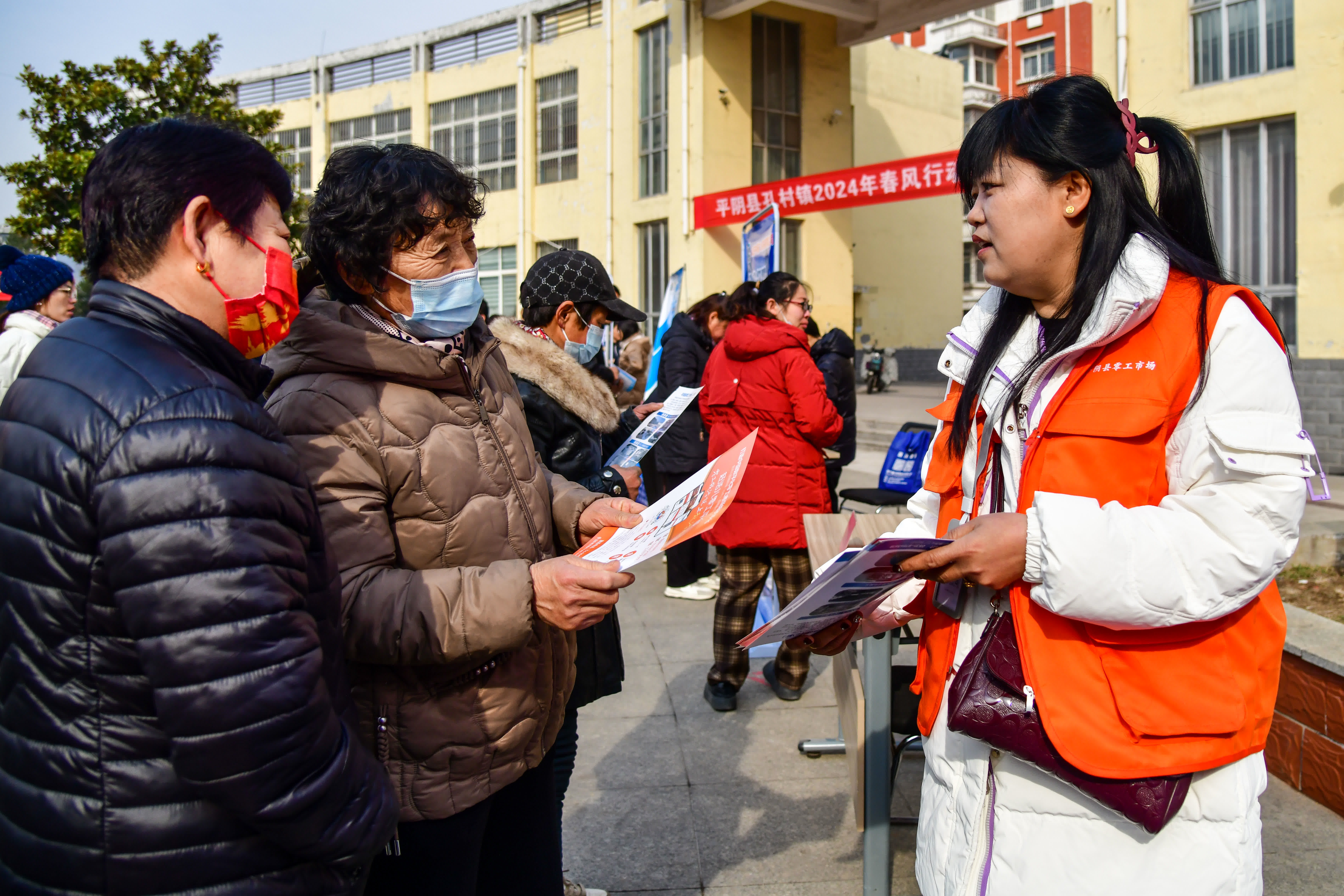 2月28日，招聘人員在平陰縣孔村鎮舉行的「春風送崗」招聘會上向求職者介紹企業信息。（新華社）