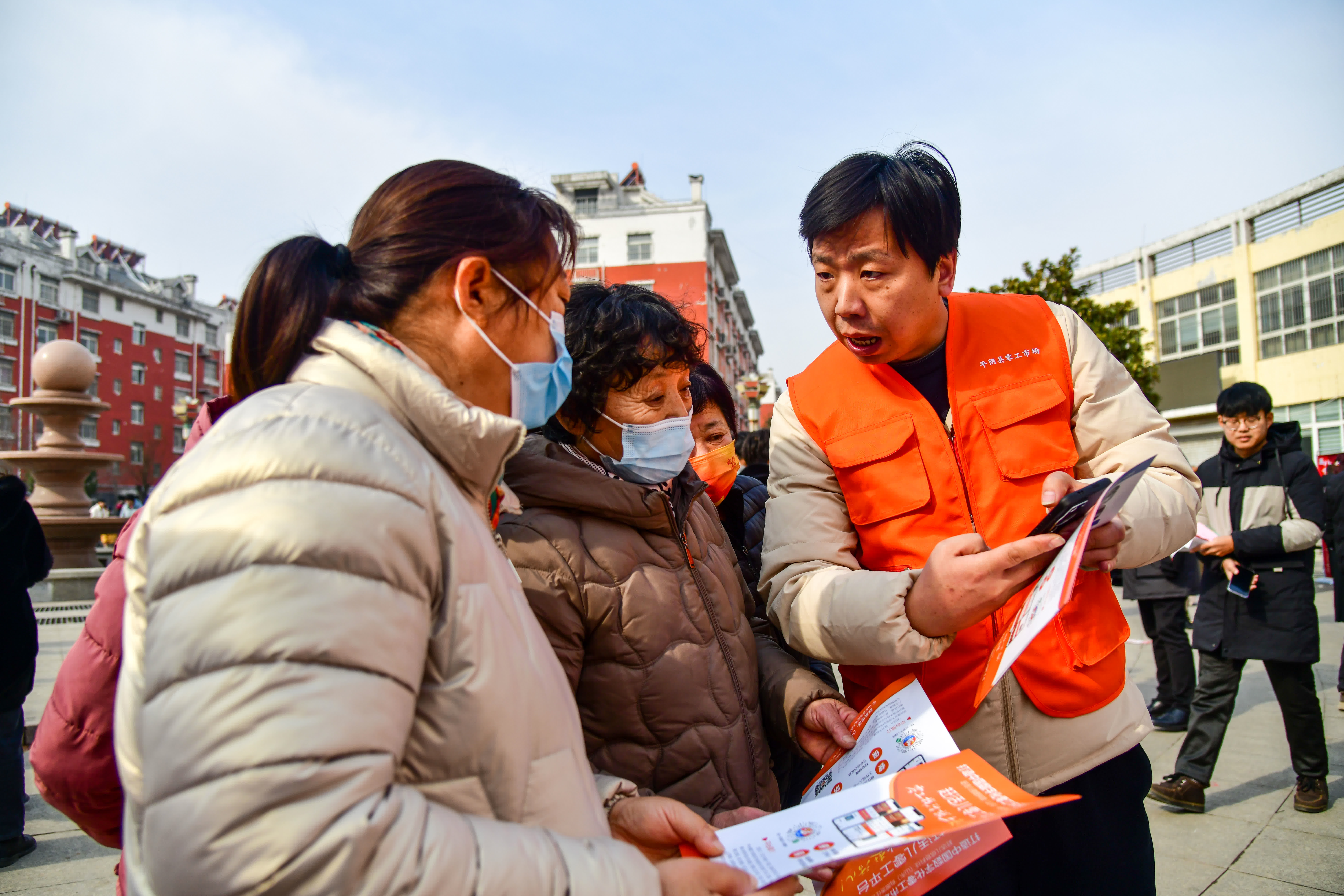 2月28日，招聘人員在平陰縣孔村鎮舉行的「春風送崗」招聘會上向求職者介紹企業信息。（新華社）