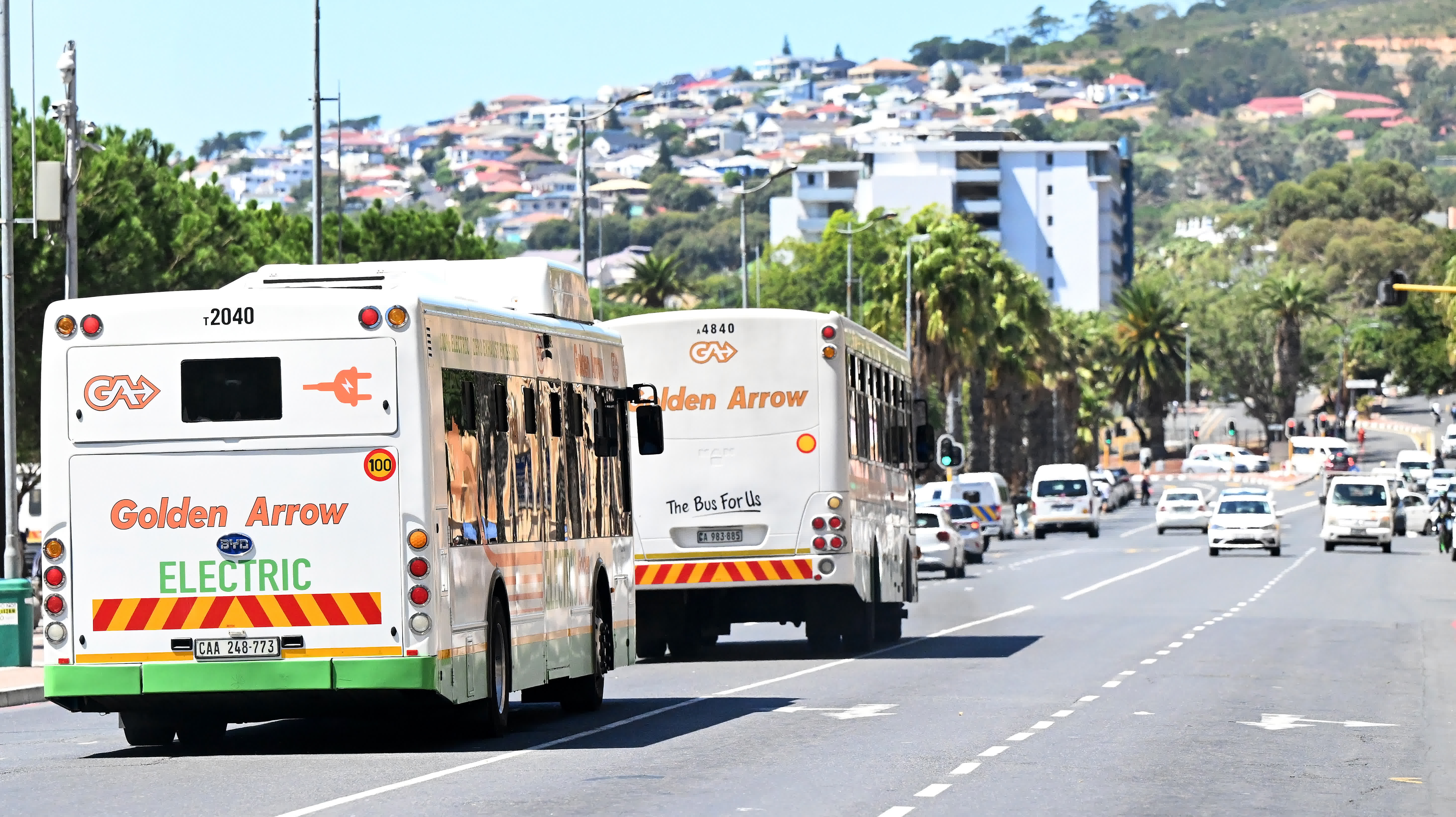 2月28日，在南非立法首都開普敦，一輛比亞迪電動公交車行駛在馬路上。（新華社）