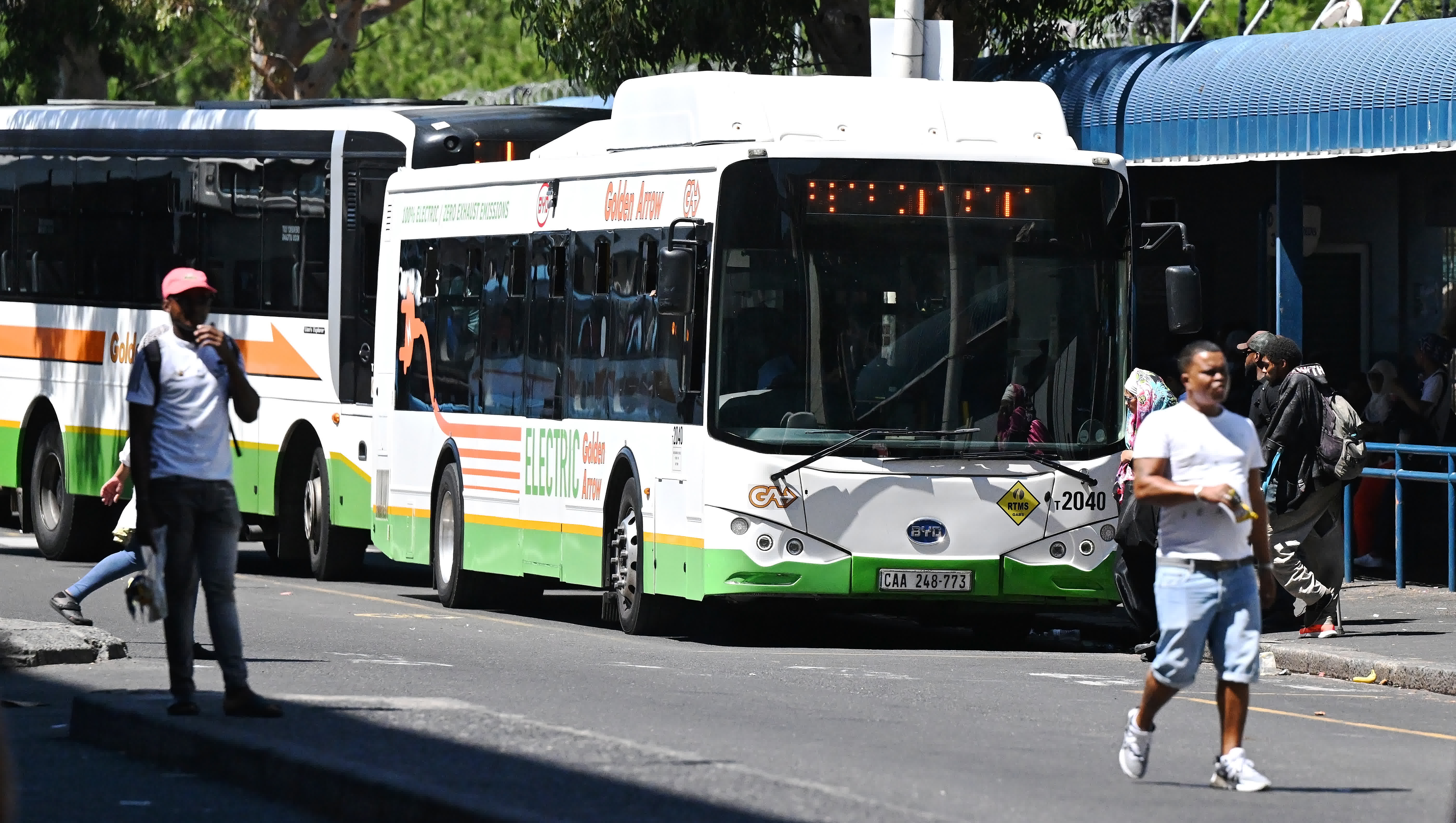 2月28日，在南非立法首都開普敦，人們在公交總站登上一輛比亞迪電動公交車。（新華社）