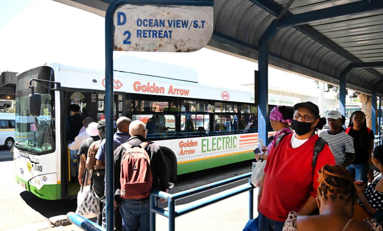 2月28日，在南非立法首都開普敦，人們在公交總站登上一輛比亞迪電動公交車。（新華社）