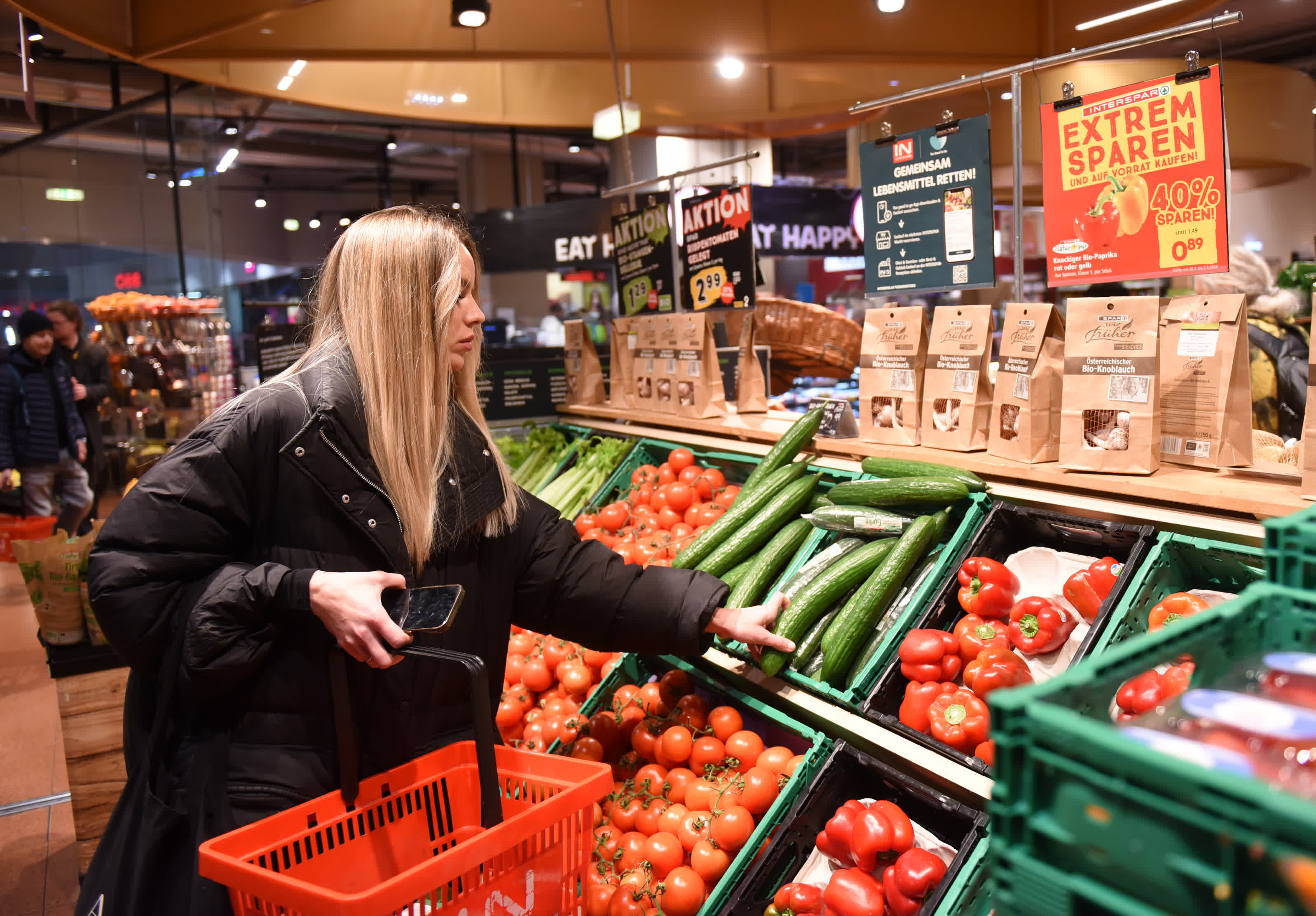 3月1日，在奧地利維也納，顧客在超市選購蔬菜。（新華社）

