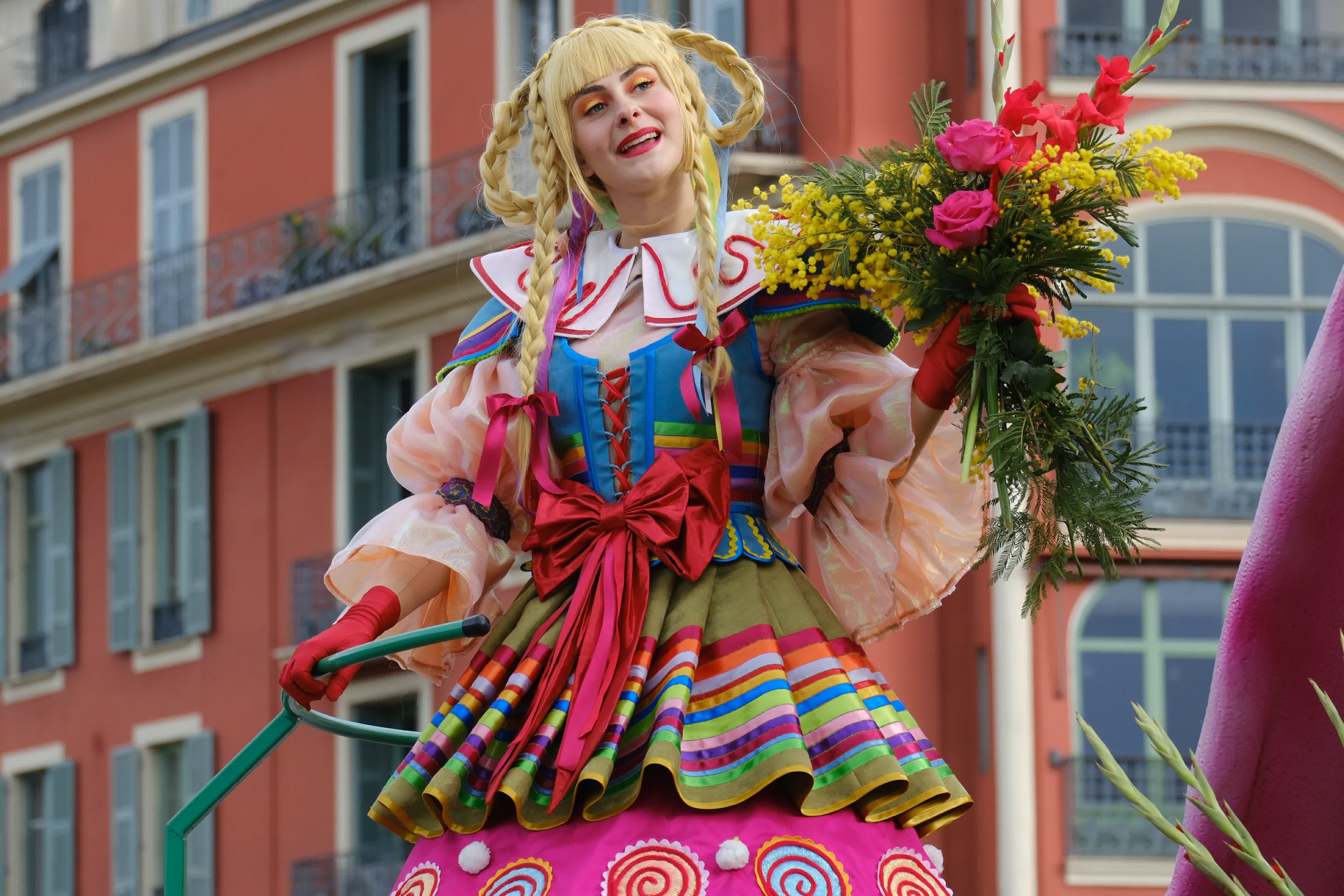 3月2日，演員在法國尼斯狂歡節上參加「鮮花大戰」。（新華社）