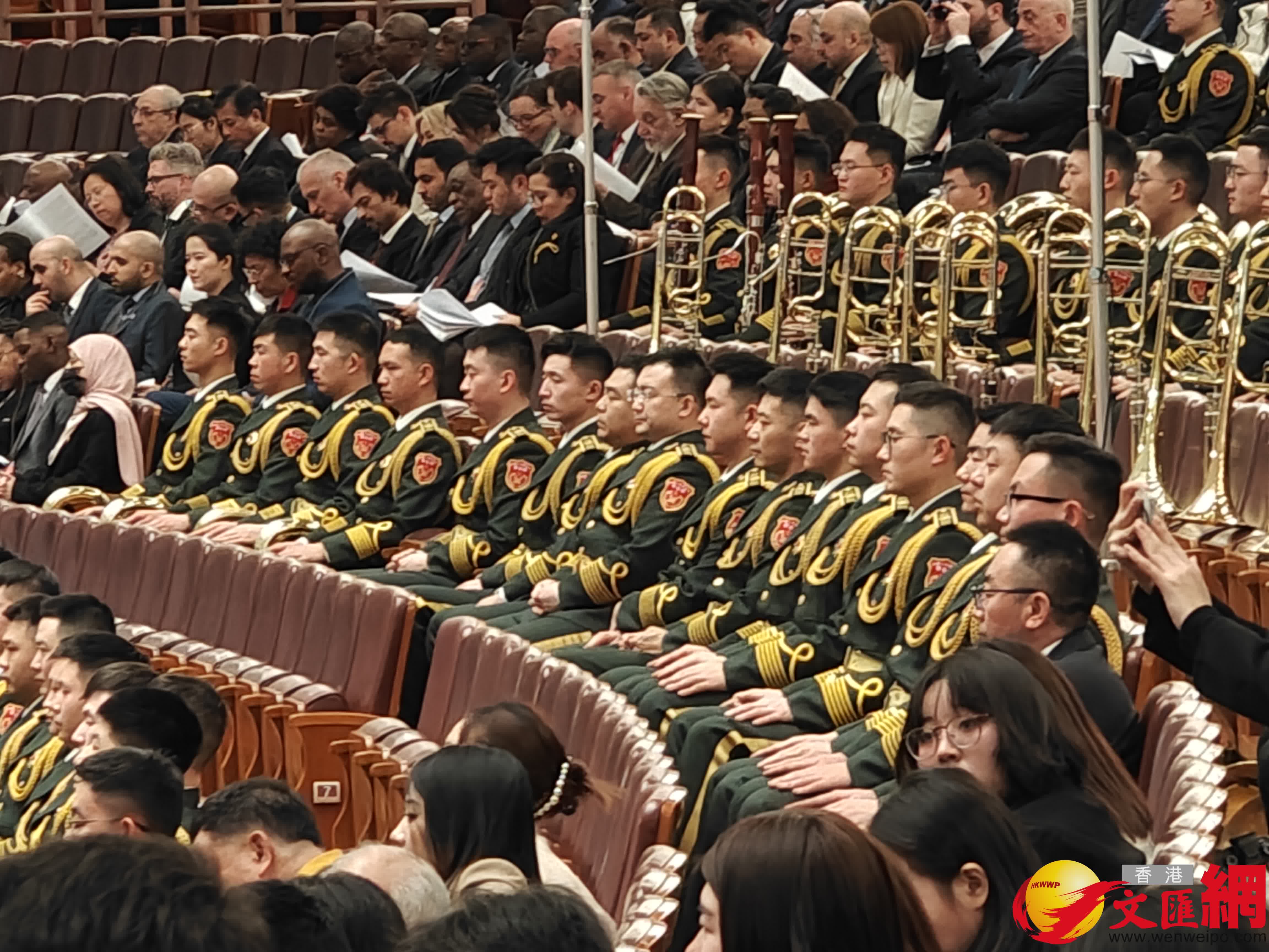 全國政協十四屆二次會議開幕式時，於二樓就座的軍樂團正在等候奏樂。（香港文匯網記者 朱燁 攝）