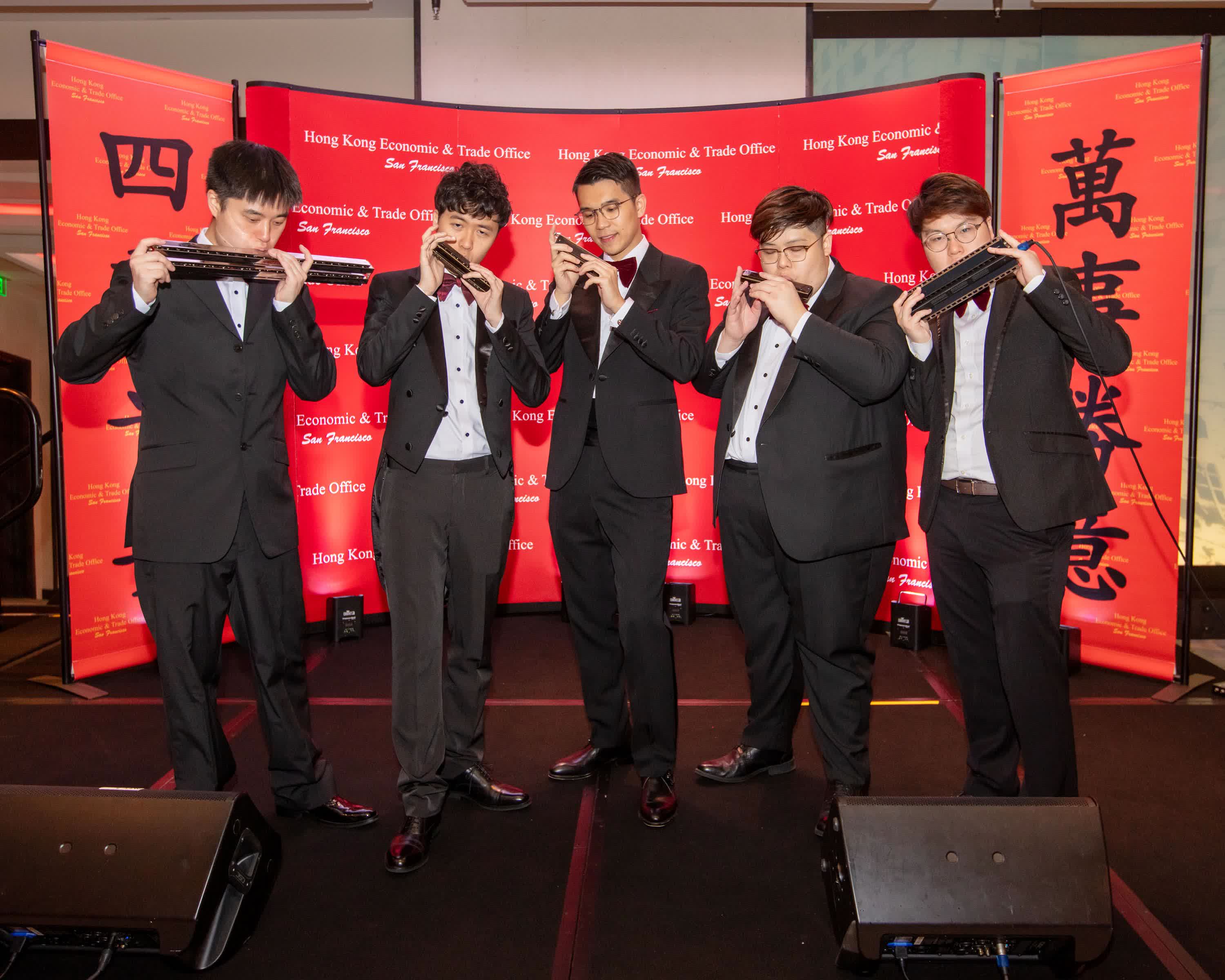 來自香港的著名口琴組合RedBricks Harmonica3月1日（侯斯頓時間）在德克薩斯州侯斯頓舉行的新春酒會上表演。（政府新聞處）