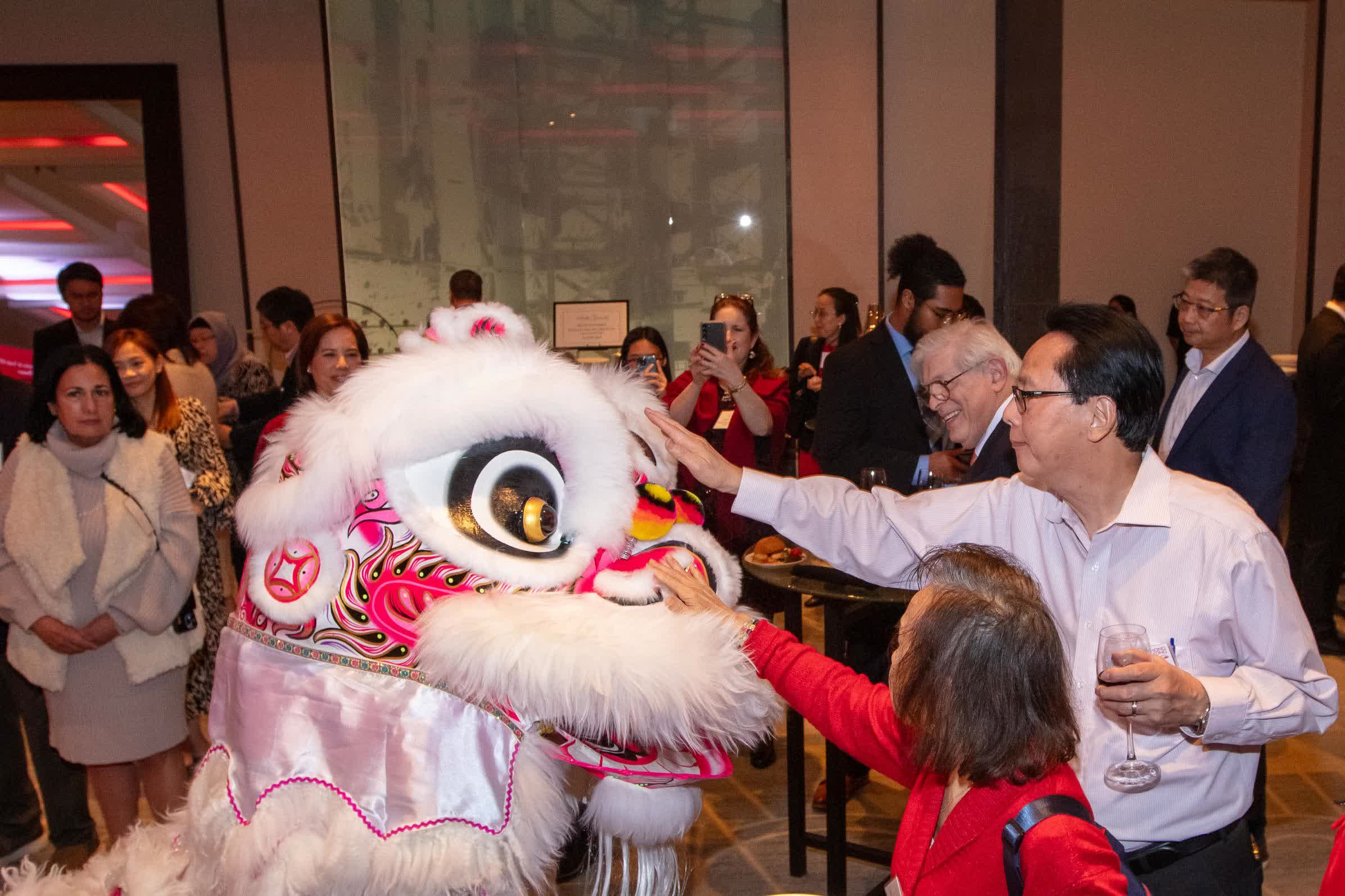 香港駐三藩市經濟貿易辦事處3月1日（侯斯頓時間）在德克薩斯州侯斯頓舉行新春酒會，期間來賓與舞獅互動。（政府新聞處）