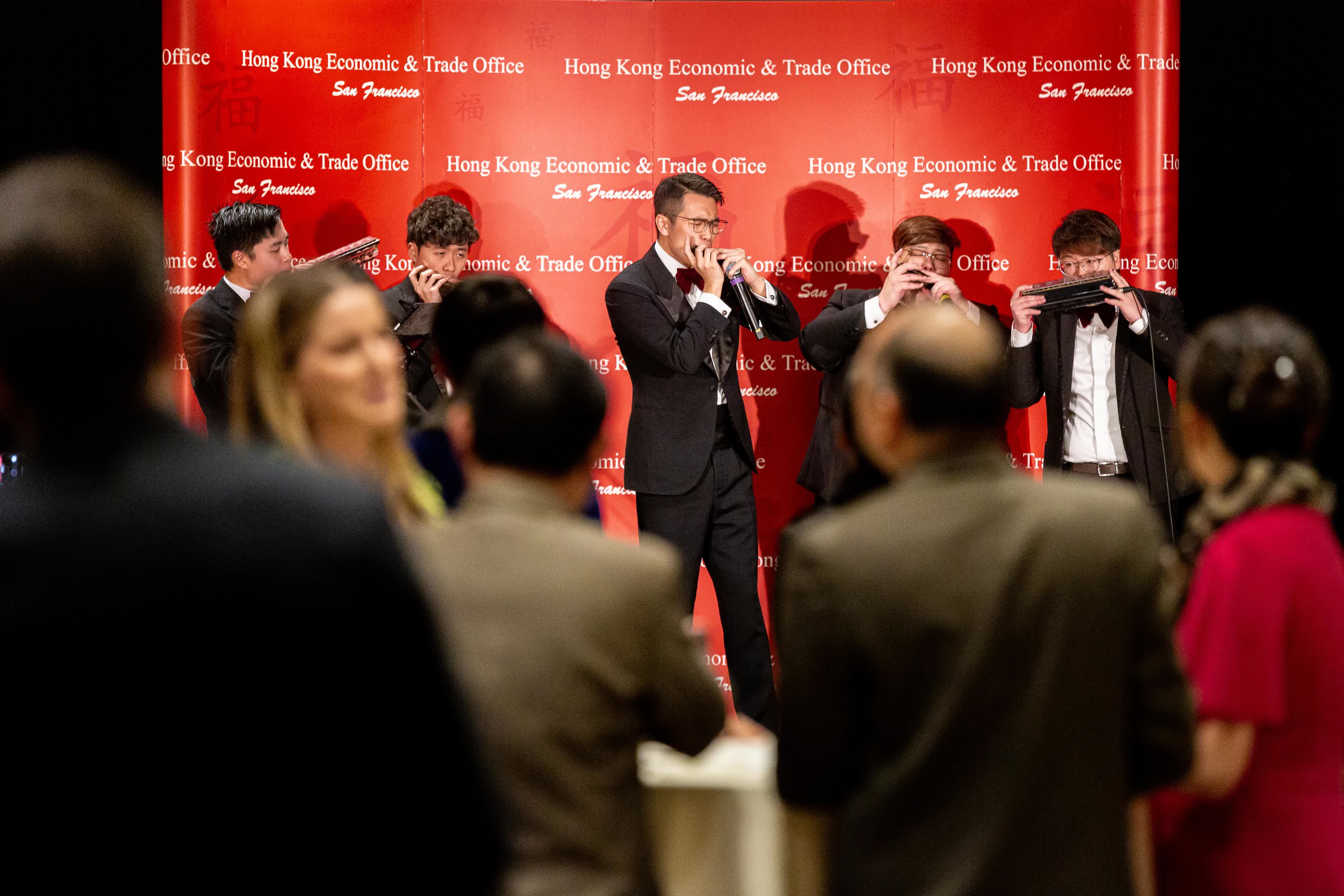 圖示香港著名口琴組合RedBricks Harmonica在酒會表演。（政府新聞處）
