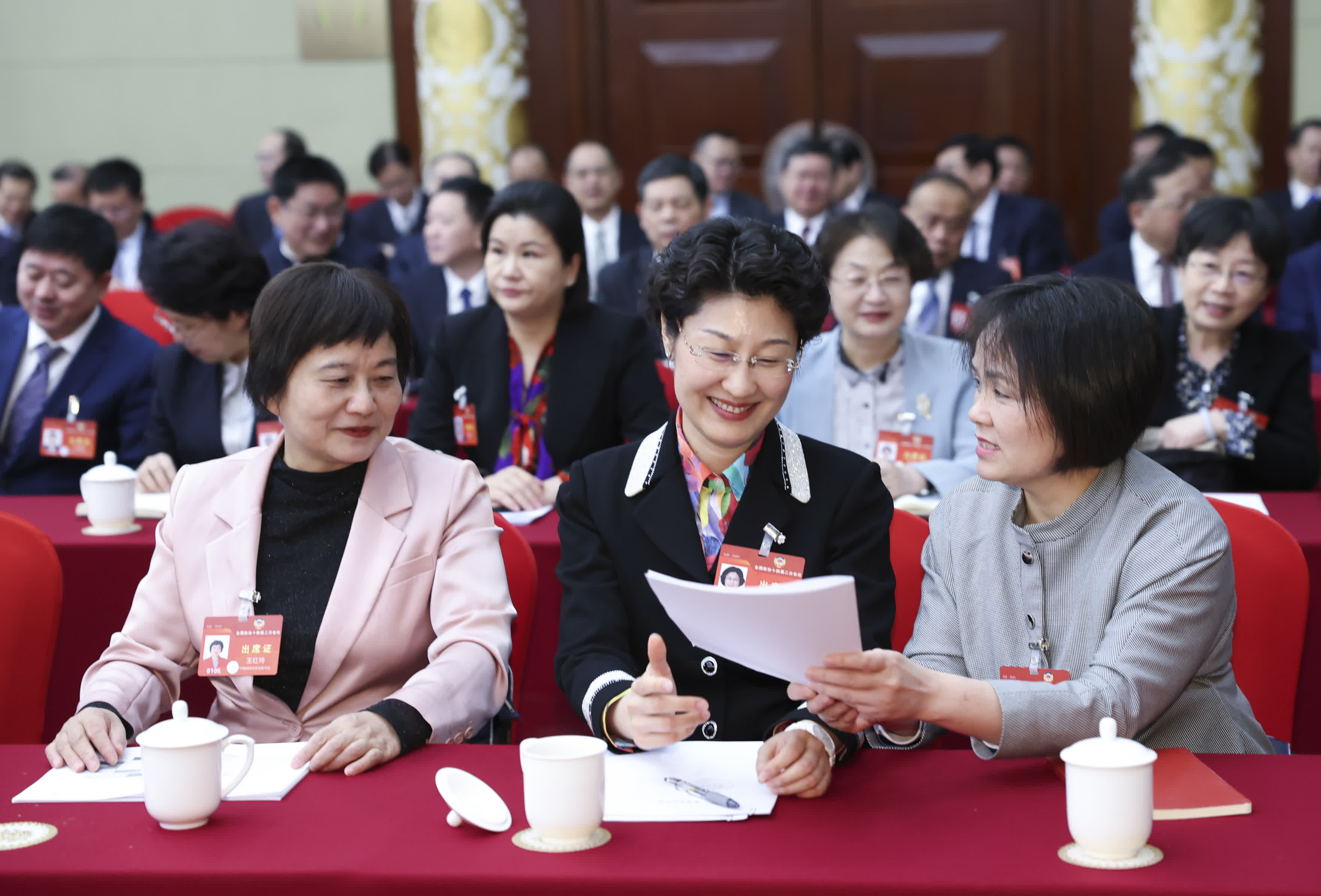 3月6日，在民革、科技界、環境資源界委員聯組會前，王紅玲委員（左）、張慶盈委員（中）和區捷委員（右）在交流。
