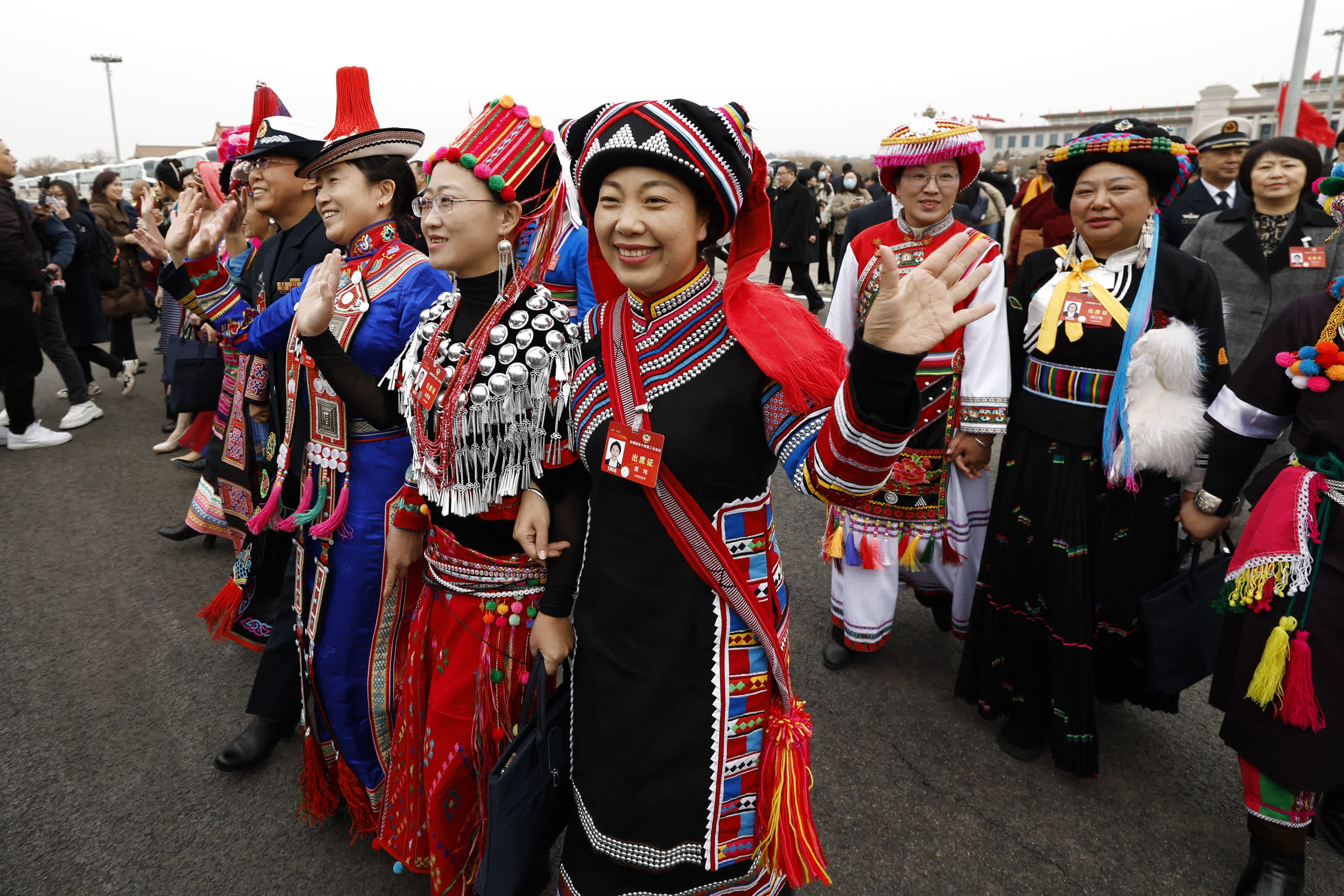 3月4日，身著(zhù)民族服飾的政協(xié)委員們走向人民大會(huì )堂，準備參加全國政協(xié)十四屆二次會(huì )議開(kāi)幕會(huì )。