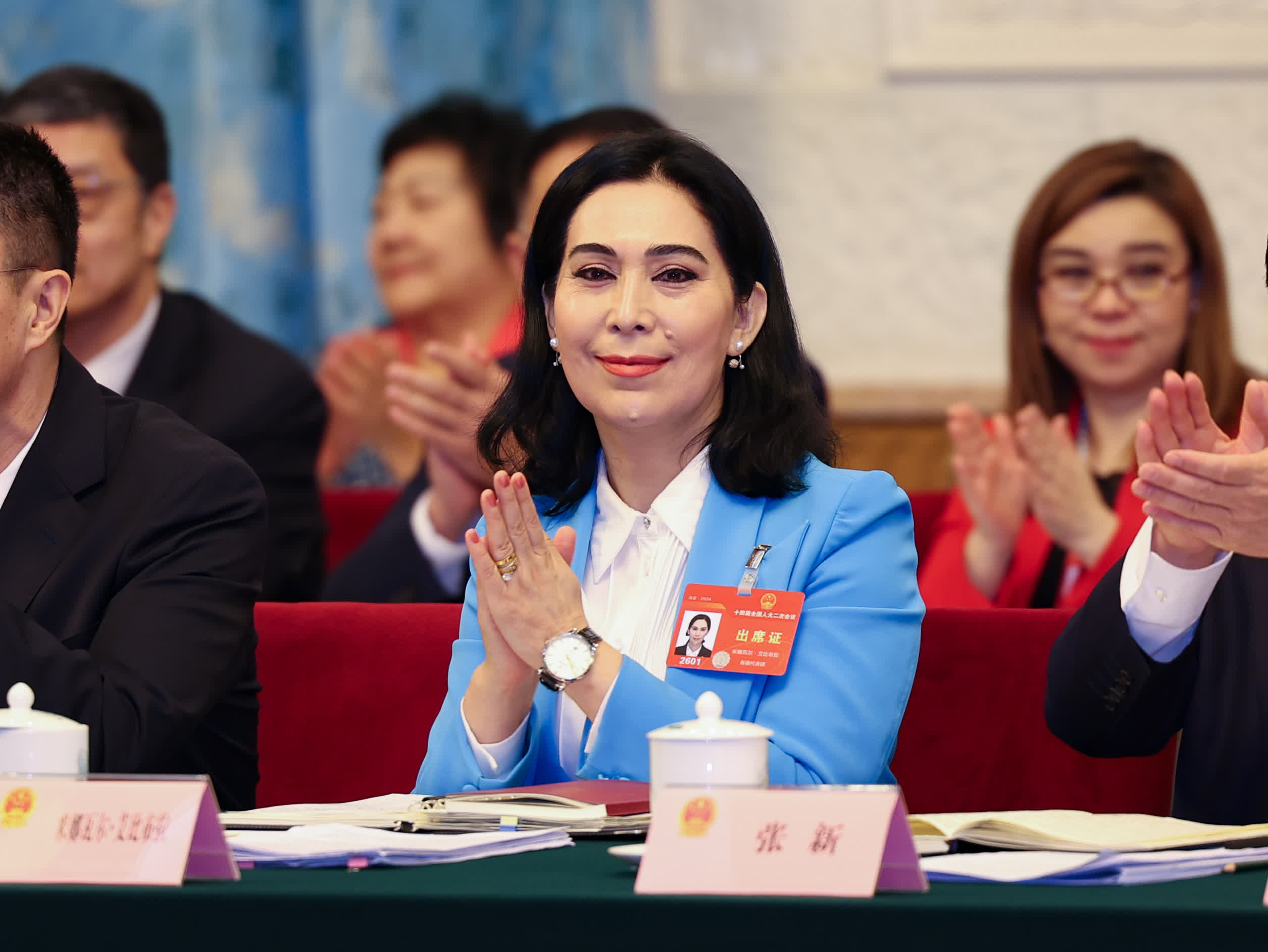 3月7日，米娜瓦爾·艾比布拉代表在十四屆全國人大二次會議新疆代表團全體會議上。