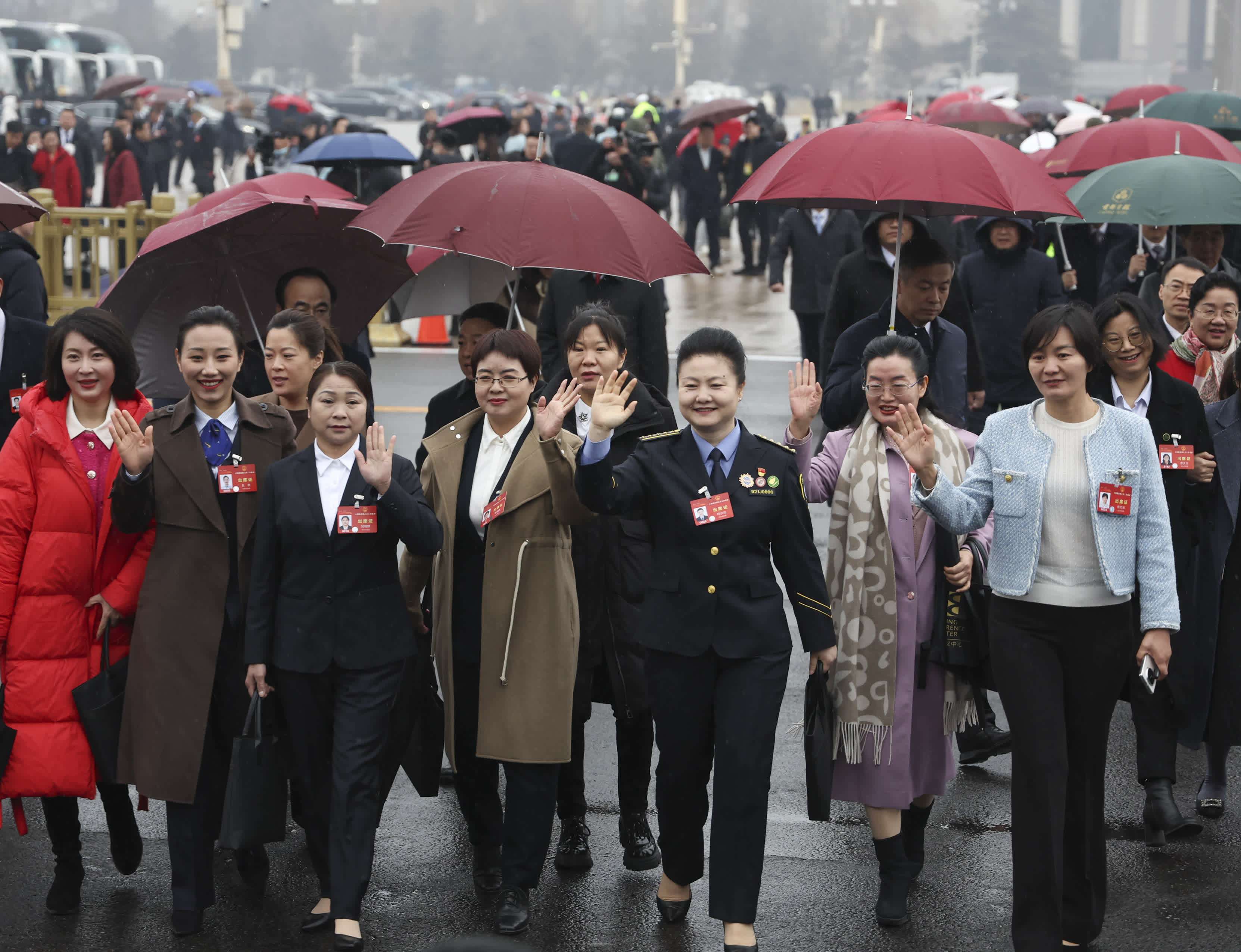 3月5日，女代表們走向人民大會堂，準備參加十四屆全國人大二次會議開幕會。