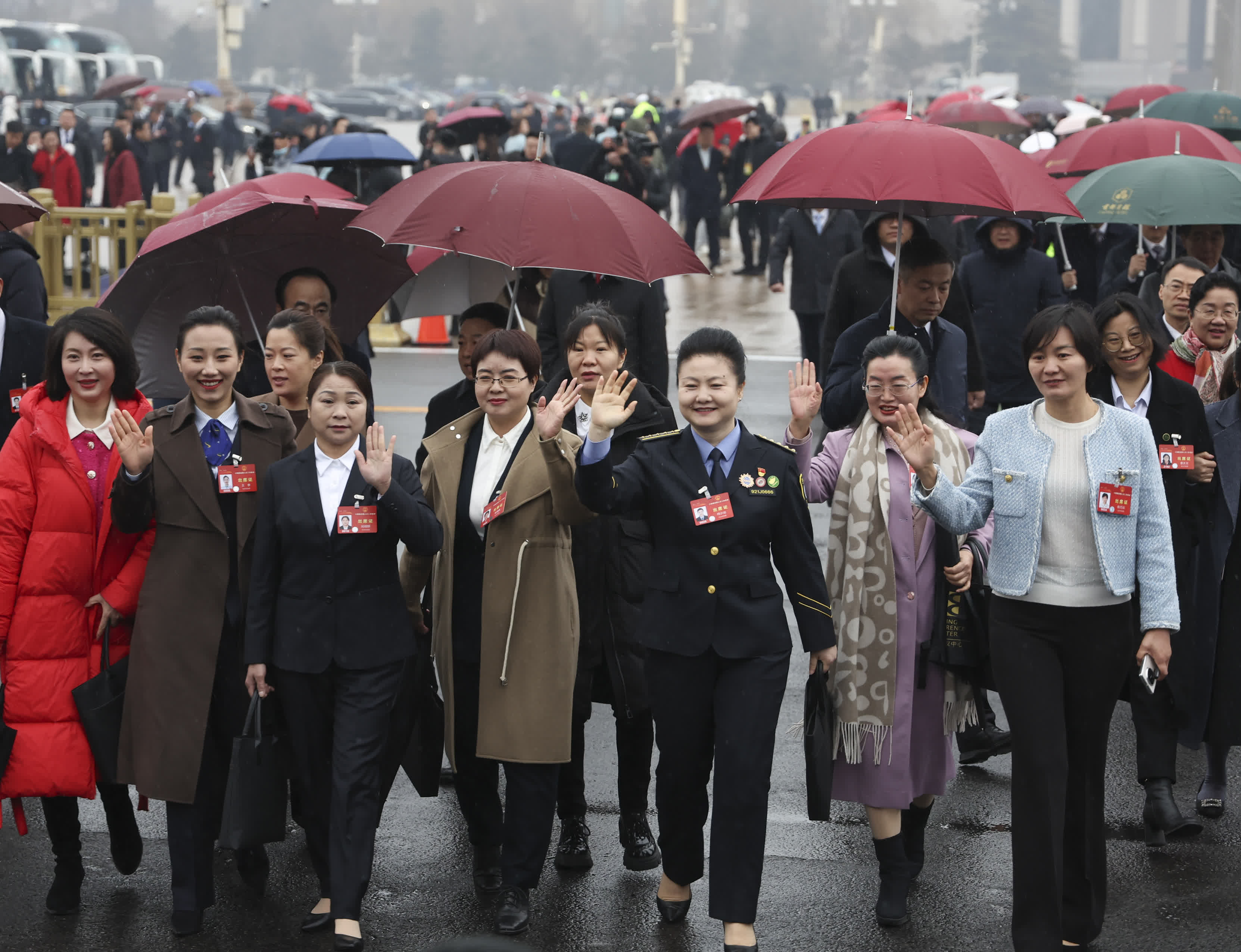 3月5日，女代表們走向人民大會(huì )堂，準備參加十四屆全國人大二次會(huì )議開(kāi)幕會(huì )。