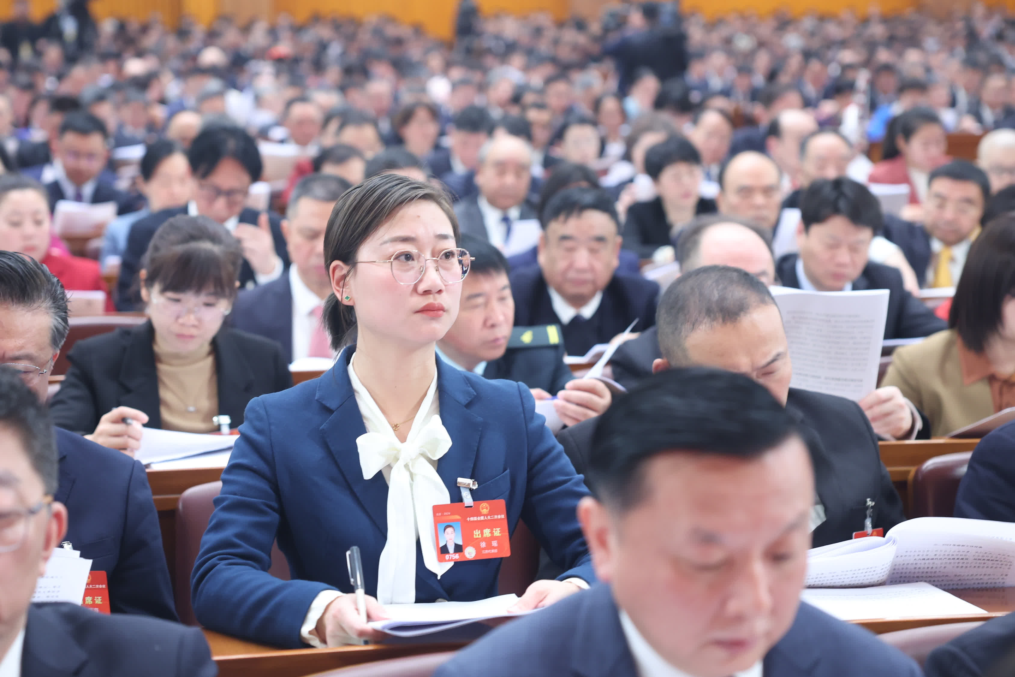 3月5日，徐瑤代表在十四屆全國人大二次會議開幕會上聽會。