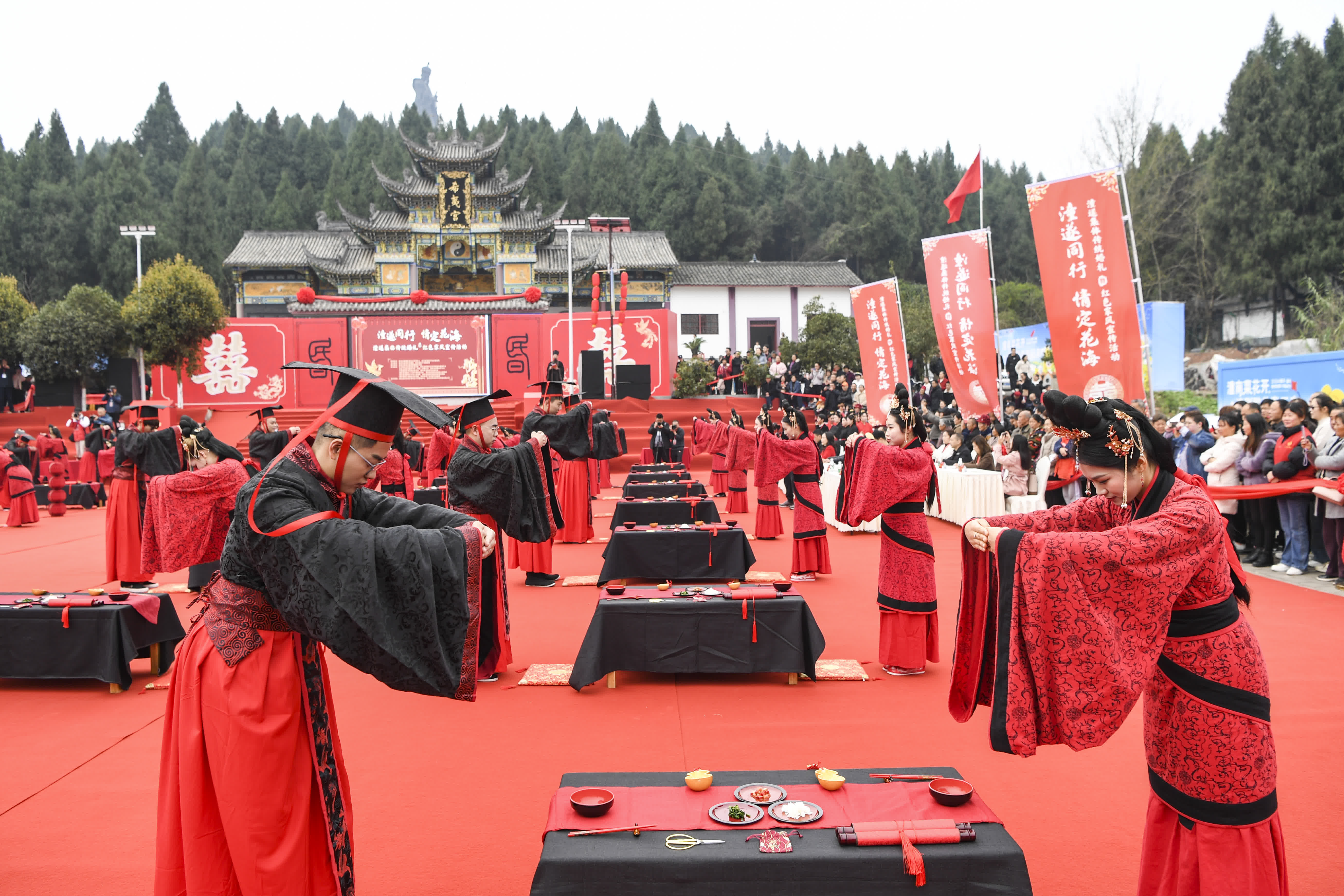 這是3月9日在重慶市潼南區崇龕鎮拍攝的傳統集體婚禮現場。（新華社）