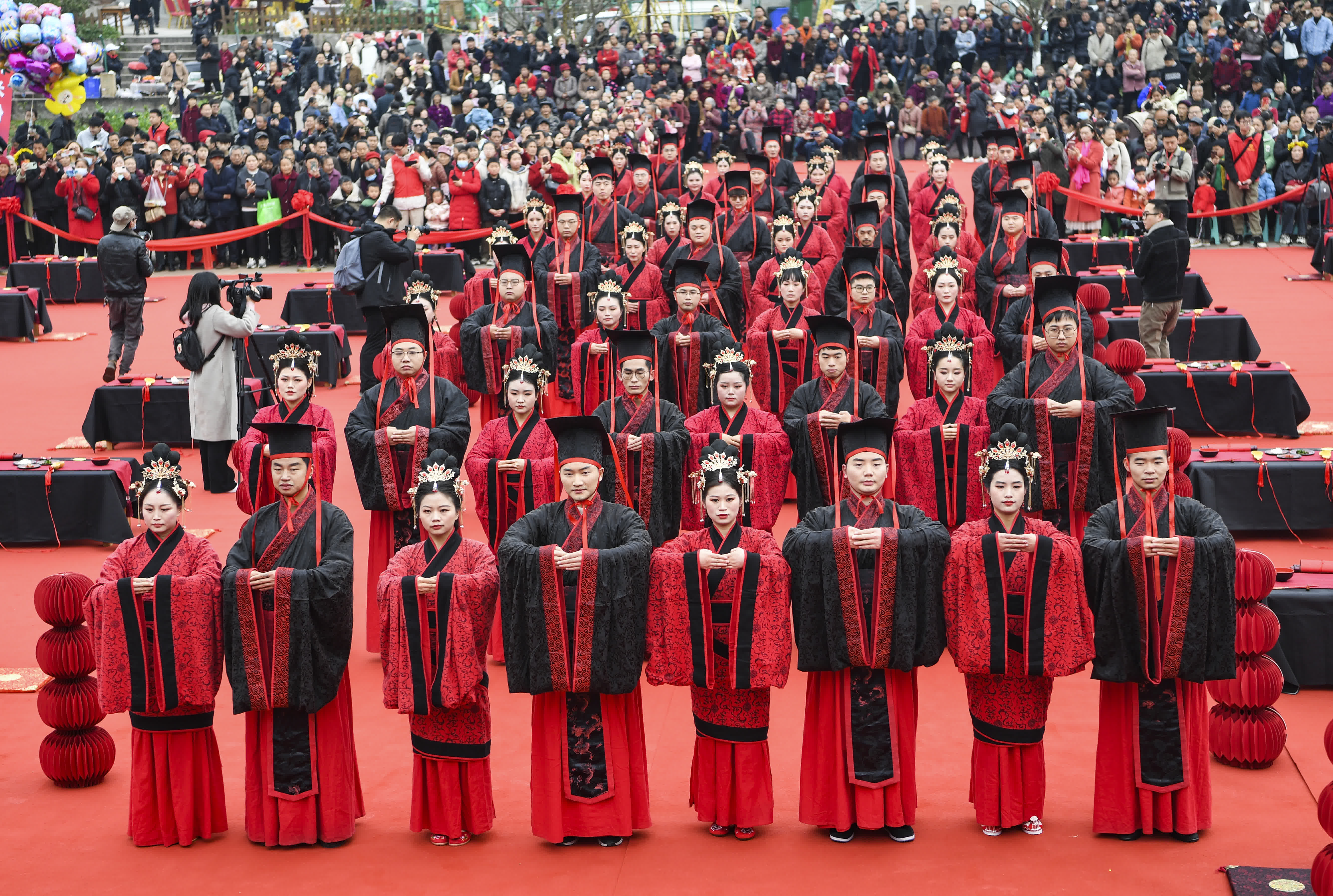 這是3月9日在重慶市潼南區崇龕鎮拍攝的傳統集體婚禮現場。（新華社）