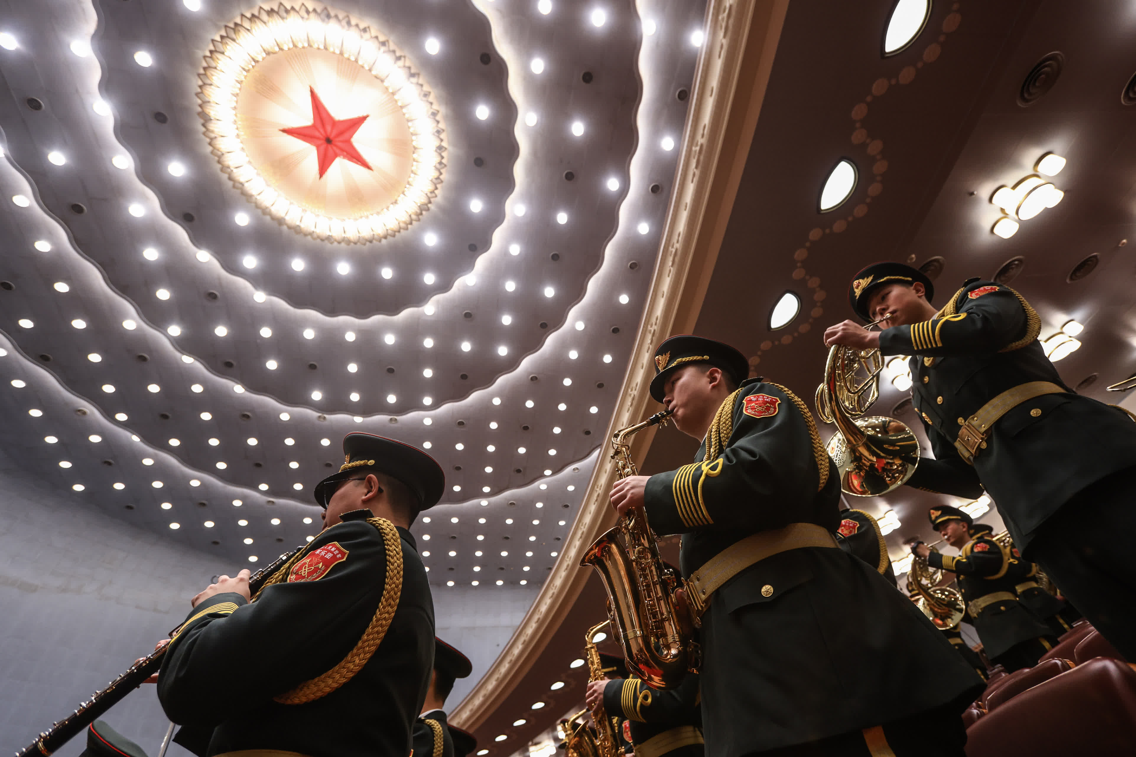 3月10日，全國政協十四屆二次會議在北京人民大會堂舉行閉幕會。圖為中國人民解放軍軍樂團奏國歌。香港中通社