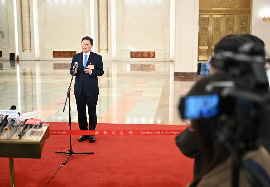 這是海關總署署長俞建華接受媒體採訪。（新華社）