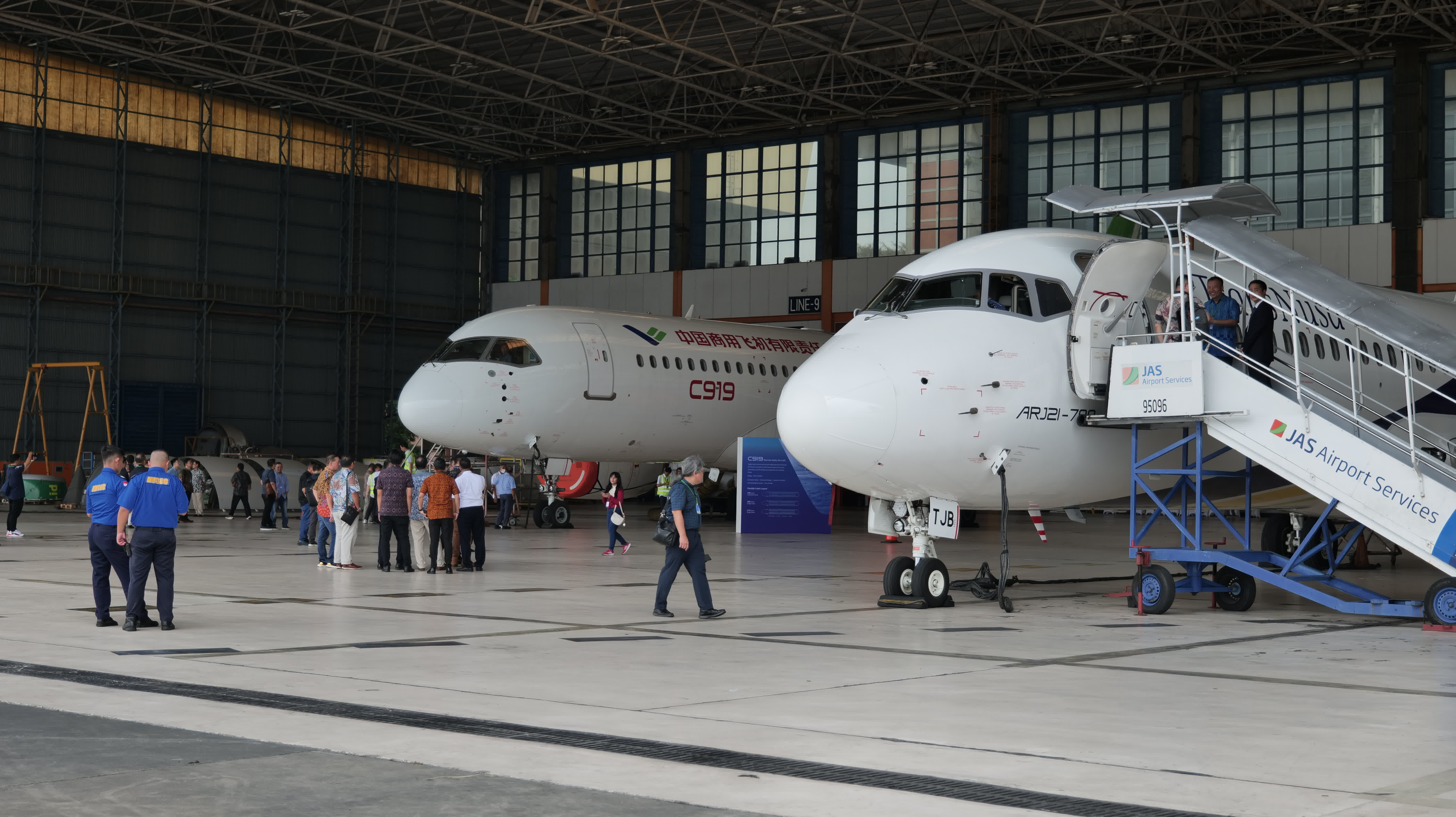3月10日，中國商飛ARJ21（右）和C919飛機在印度尼西亞首都雅加達蘇加諾-哈達國際機場機庫作靜態展示。（新華社）