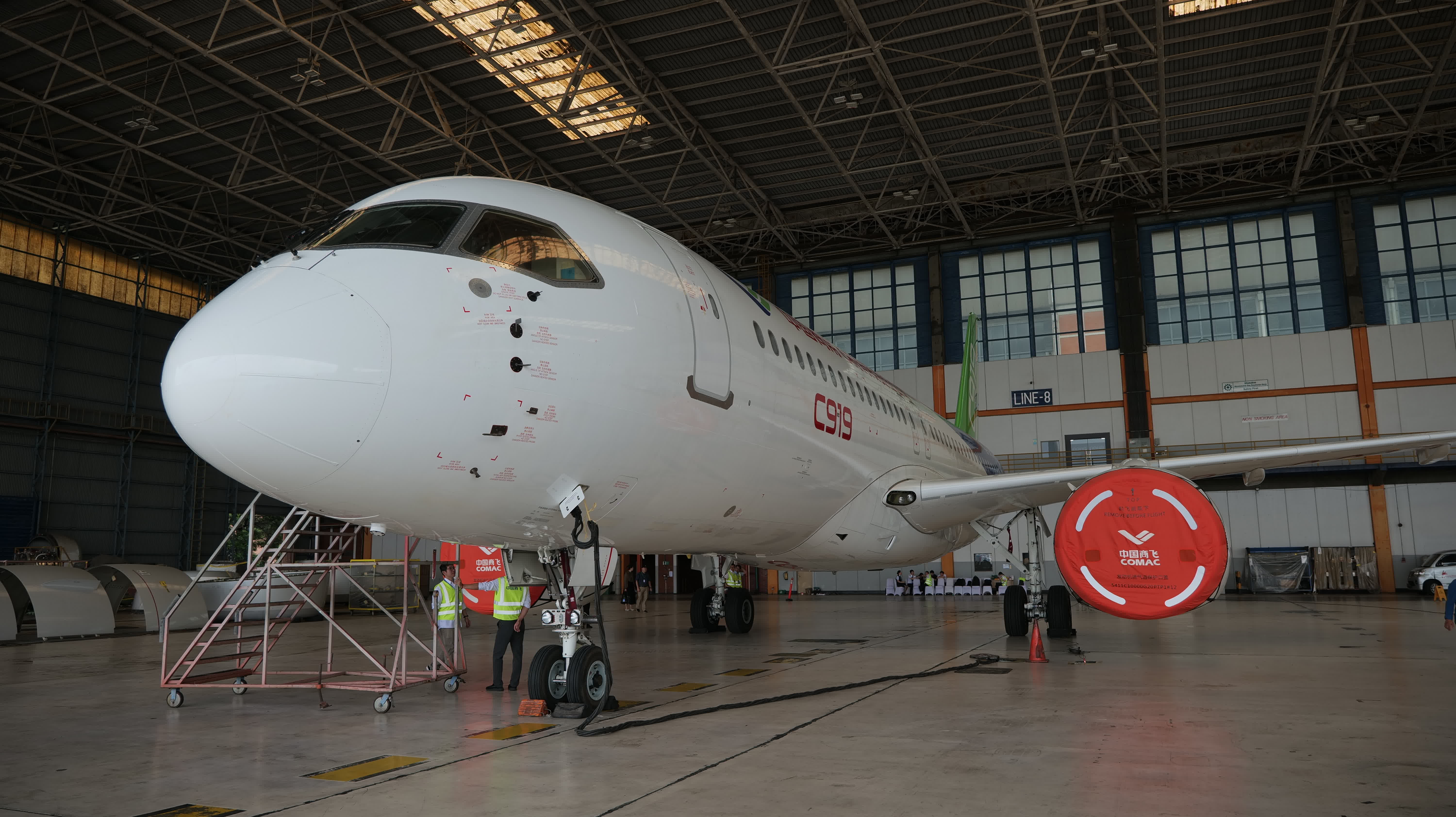 3月10日，中國商飛C919在印度尼西亞首都雅加達蘇加諾-哈達國際機場機庫作靜態展示。（新華社）