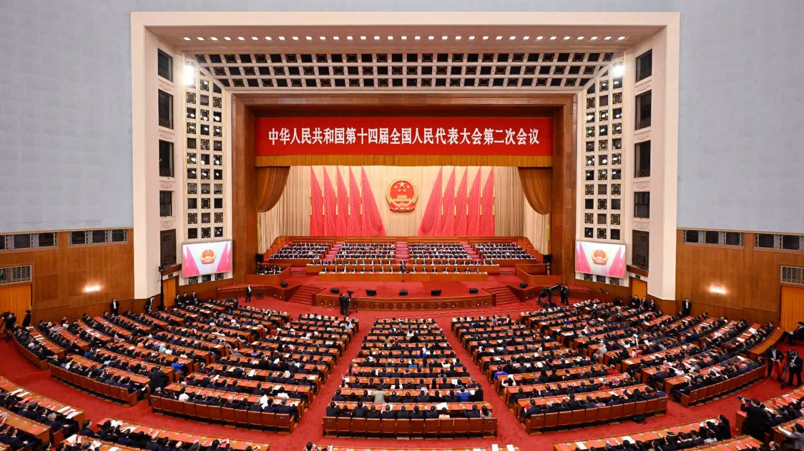 （有片）十四屆全國人大二次會議在京閉幕　習近平等在主席台就座