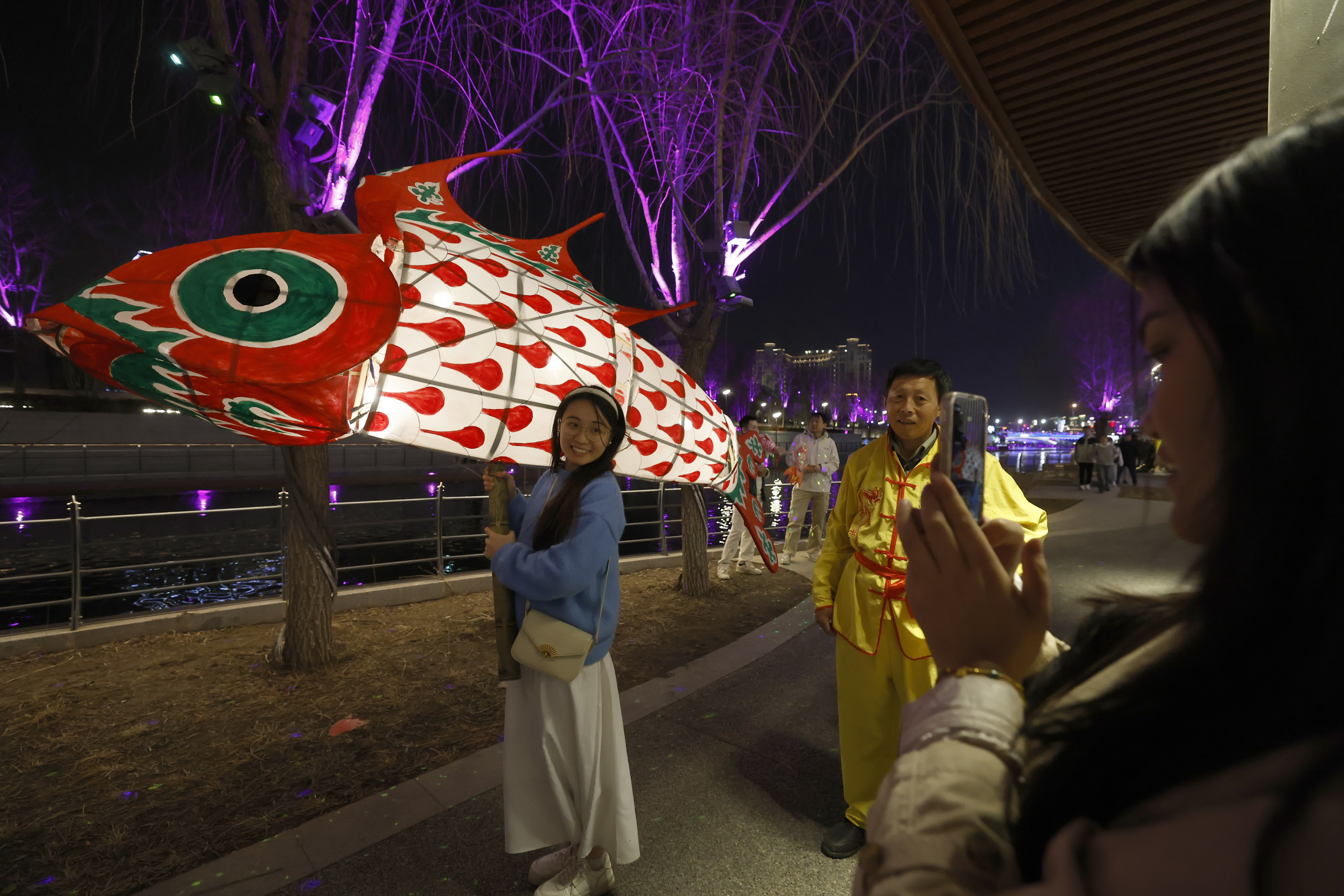 3月16日，有600多年曆史的汪滿田村非遺魚燈在北京亮馬河畔亮相。（中新社）