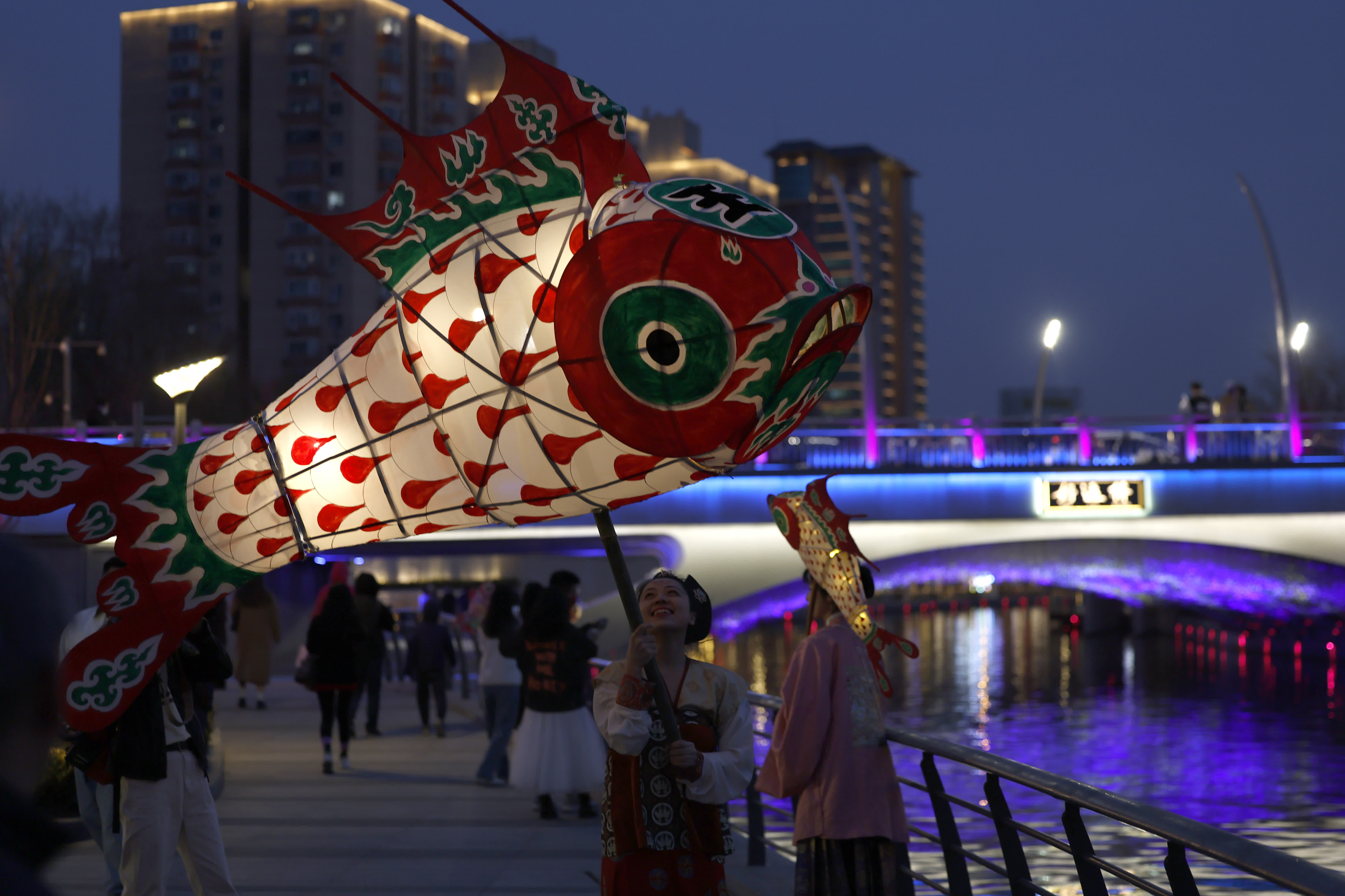 3月16日，有600多年曆史的汪滿田村非遺魚燈在北京亮馬河畔亮相。（中新社）