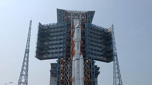 鵲橋二號中繼星任務星箭組合體垂直轉運至發射區