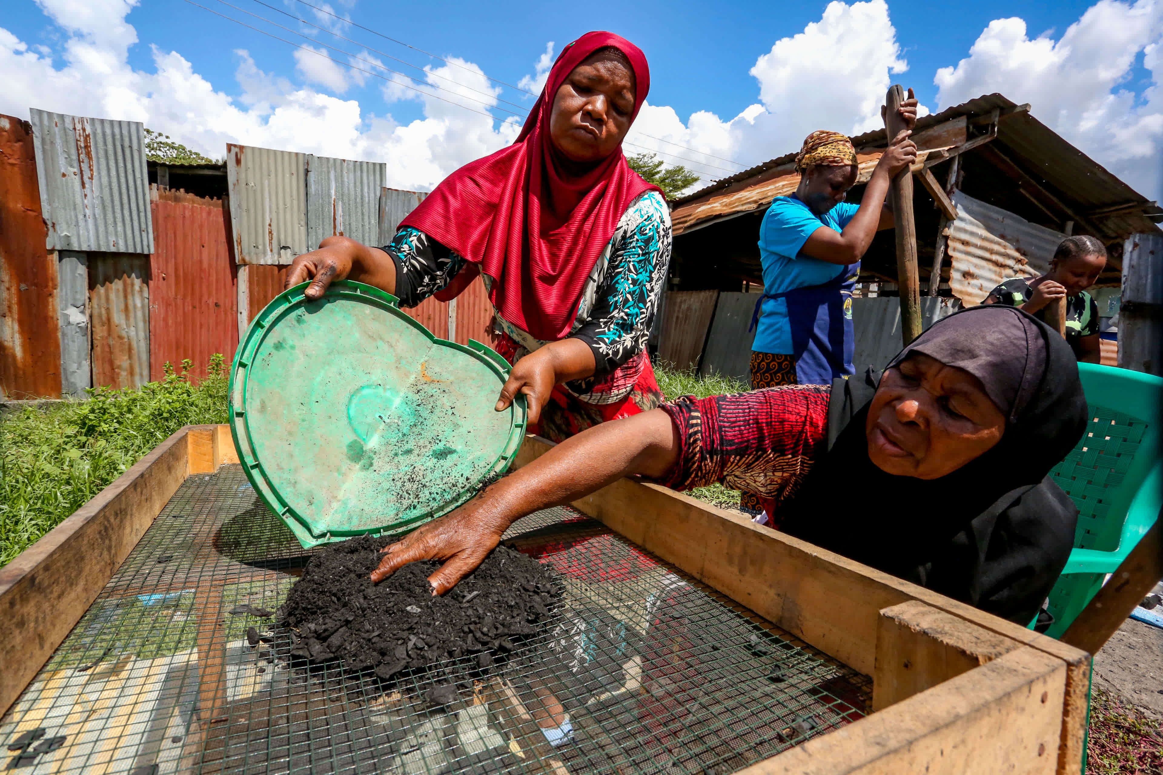 3月16日，在坦桑尼亞達累斯薩拉姆，當地婦女製作生物質燃料。新華社