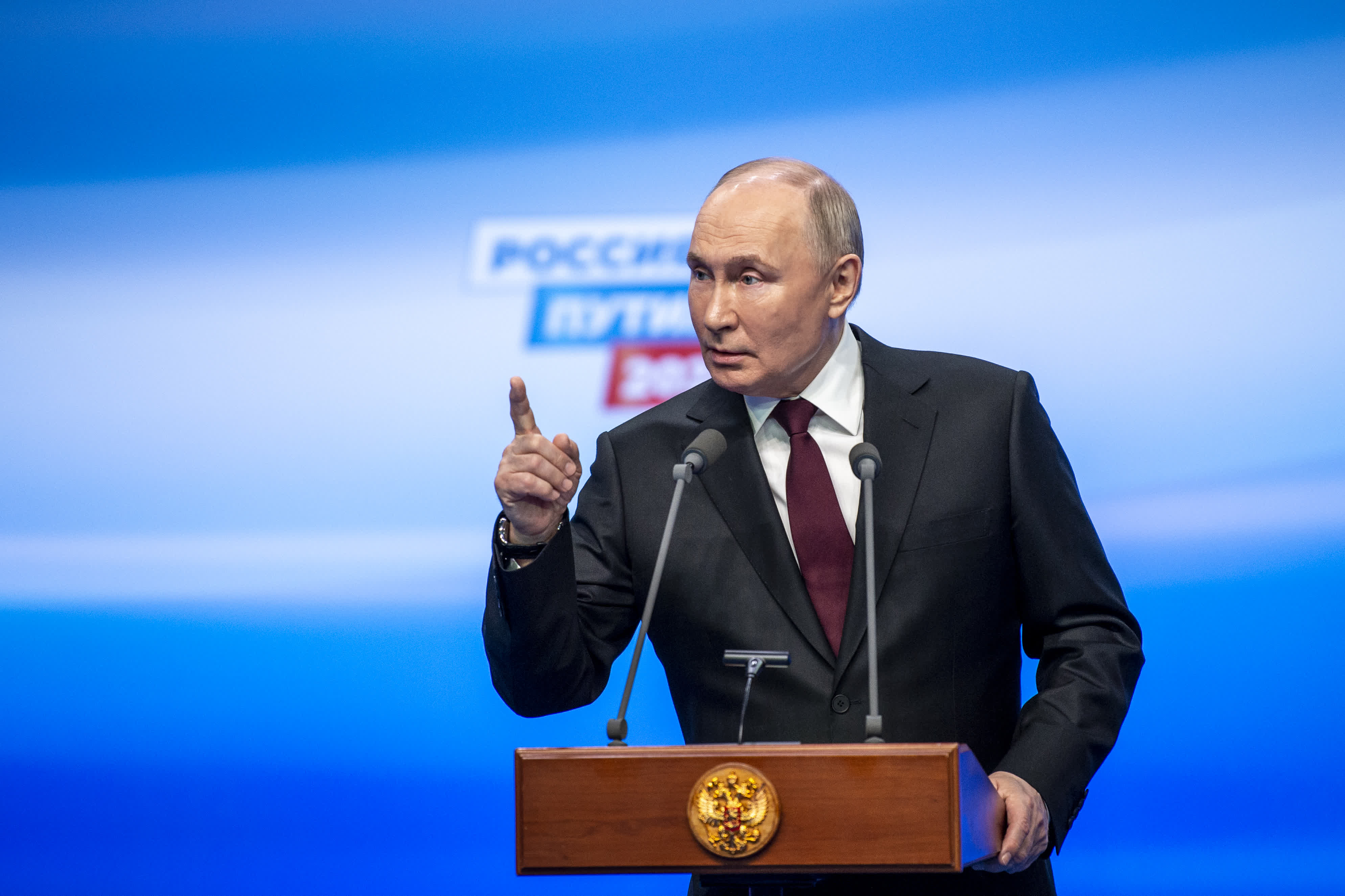 3月18日，普京在俄羅斯首都莫斯科的競選總部回答記者提問。（新華社）
