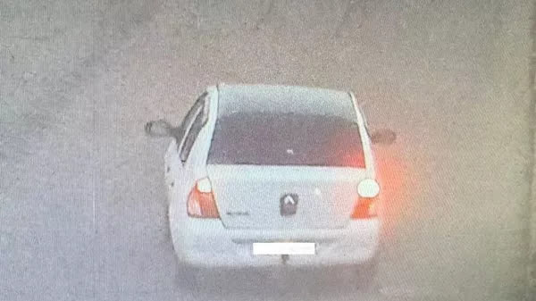 俄媒公開畫面：音樂廳恐襲事件嫌疑人乘坐一輛白色汽車逃離現場