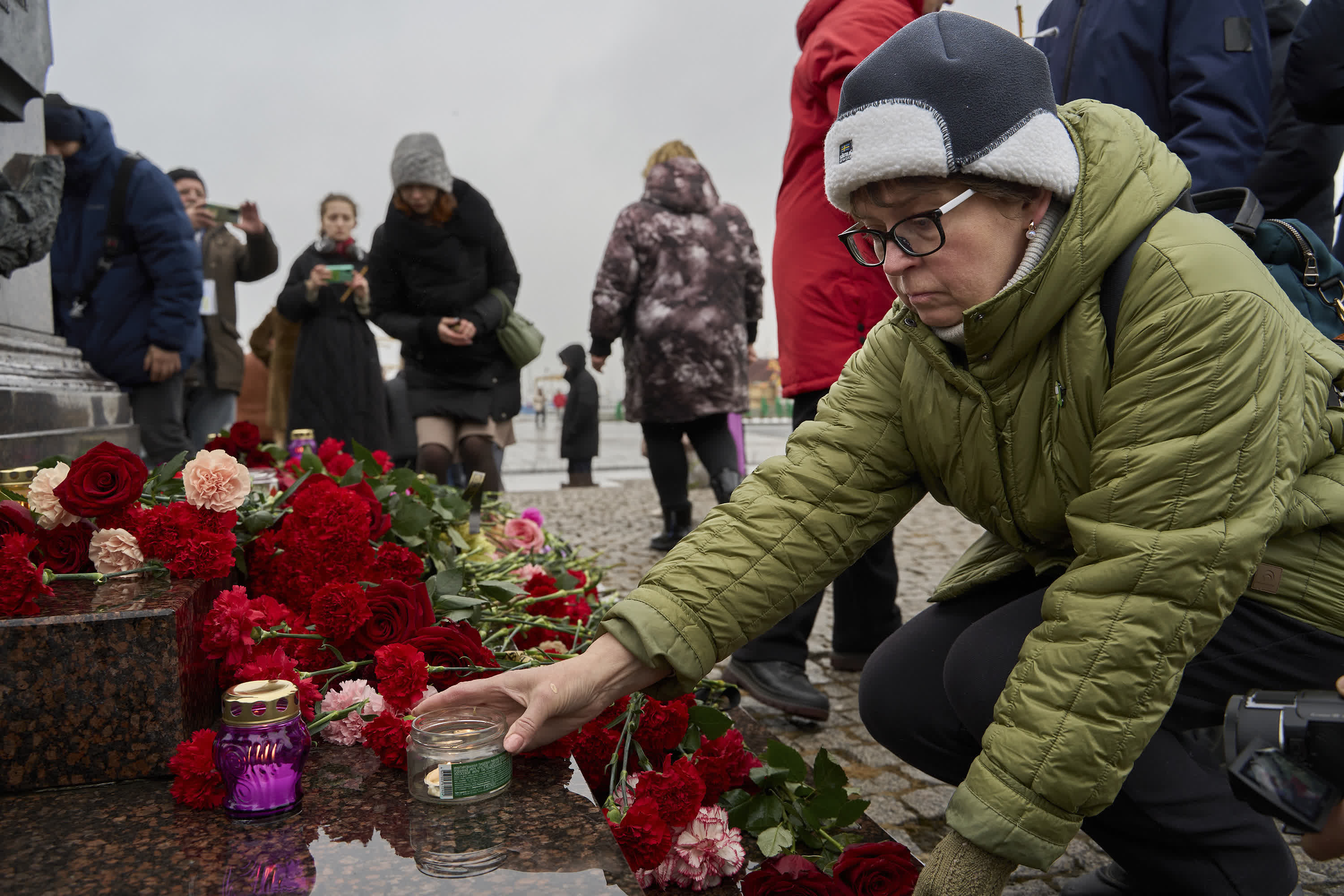 3月23日，俄羅斯符拉迪沃斯托克市舉行活動悼念莫斯科近郊恐襲事件遇難者，悼念者放置蠟燭。（新華社）