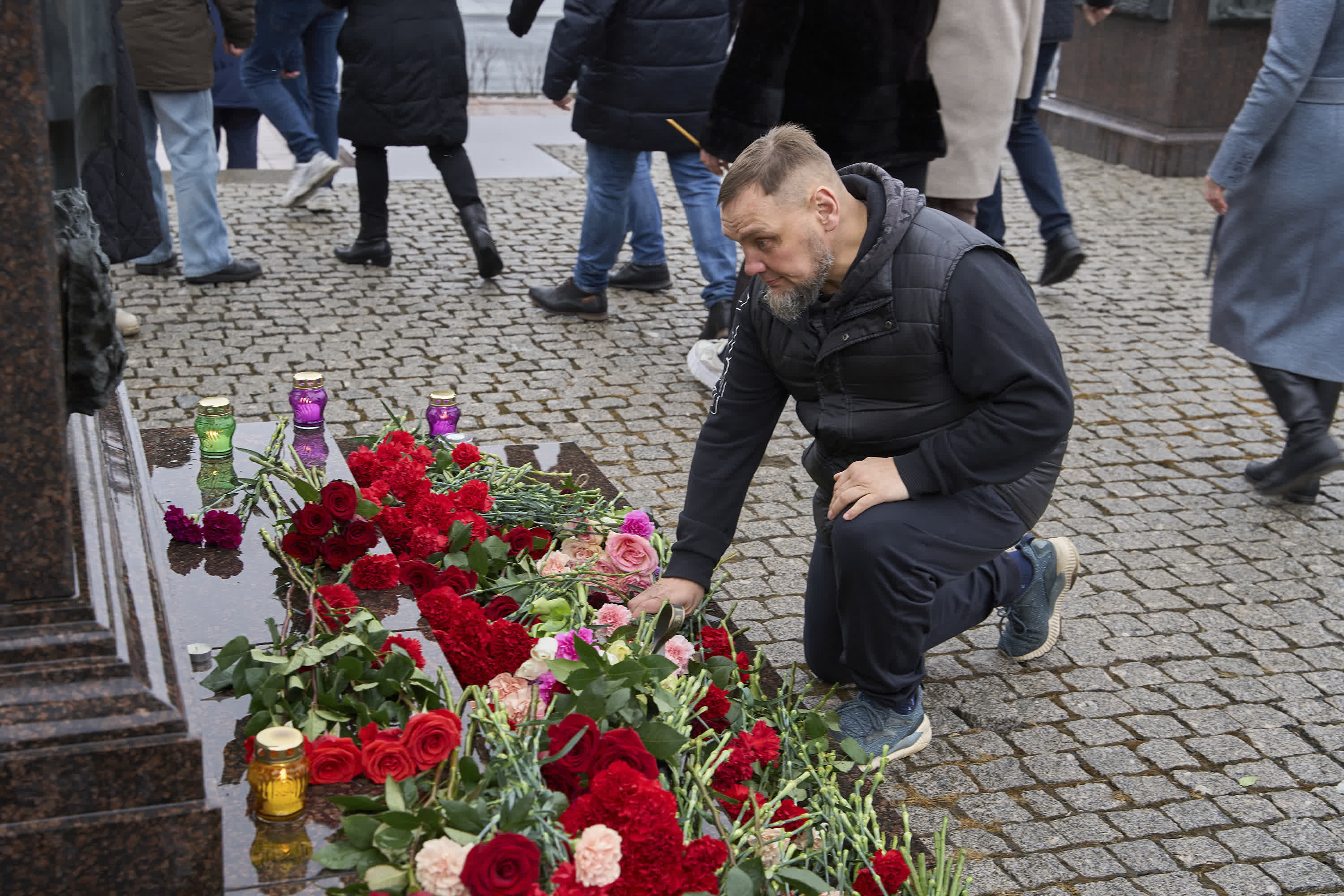 3月23日，在俄羅斯符拉迪沃斯托克市，一名男子悼念莫斯科近郊恐襲事件遇難者。（新華社）