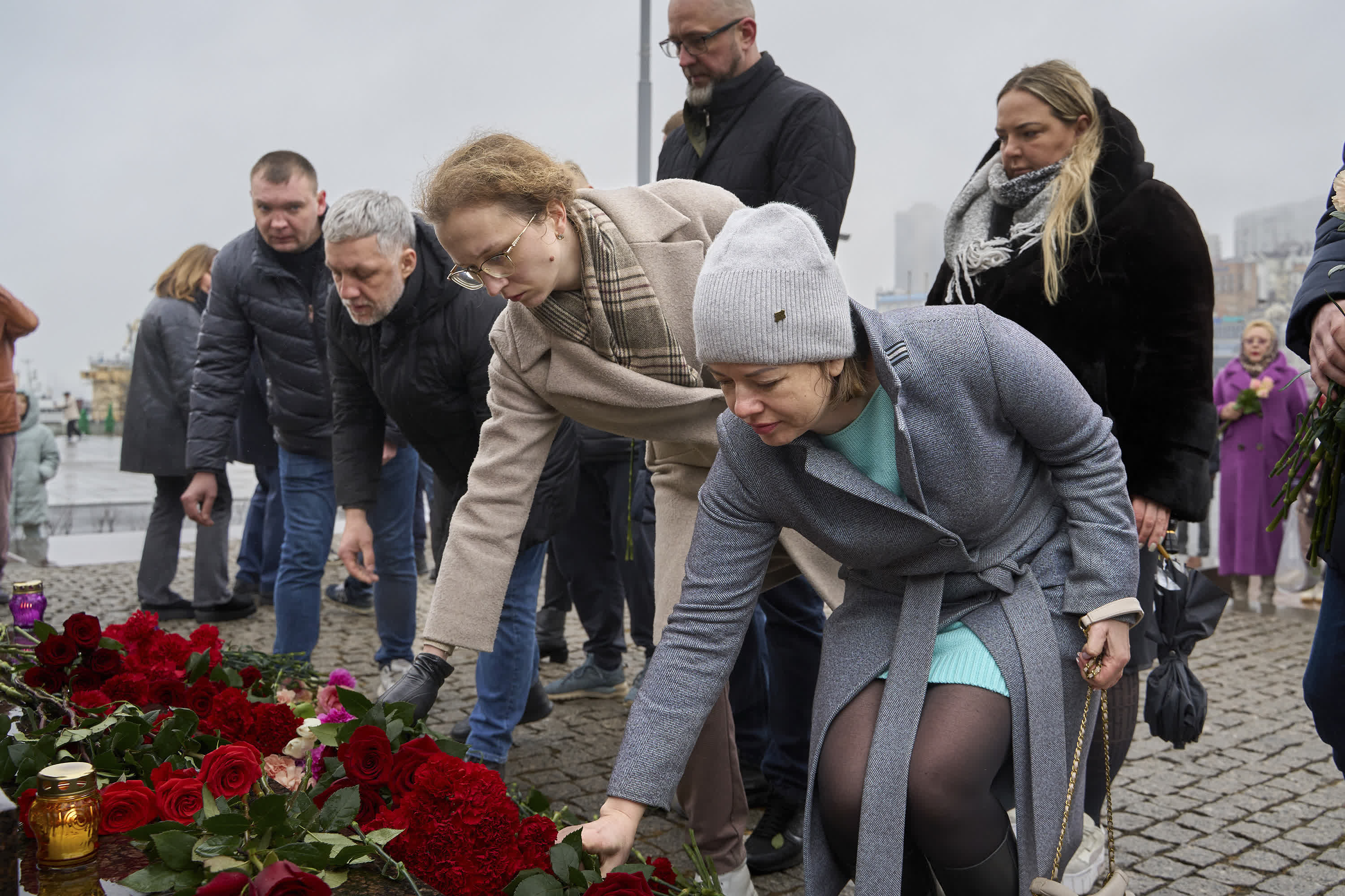  3月23日，俄羅斯符拉迪沃斯托克市舉行活動悼念莫斯科近郊恐襲事件遇難者，當地民眾在中心廣場獻花。（新華社）