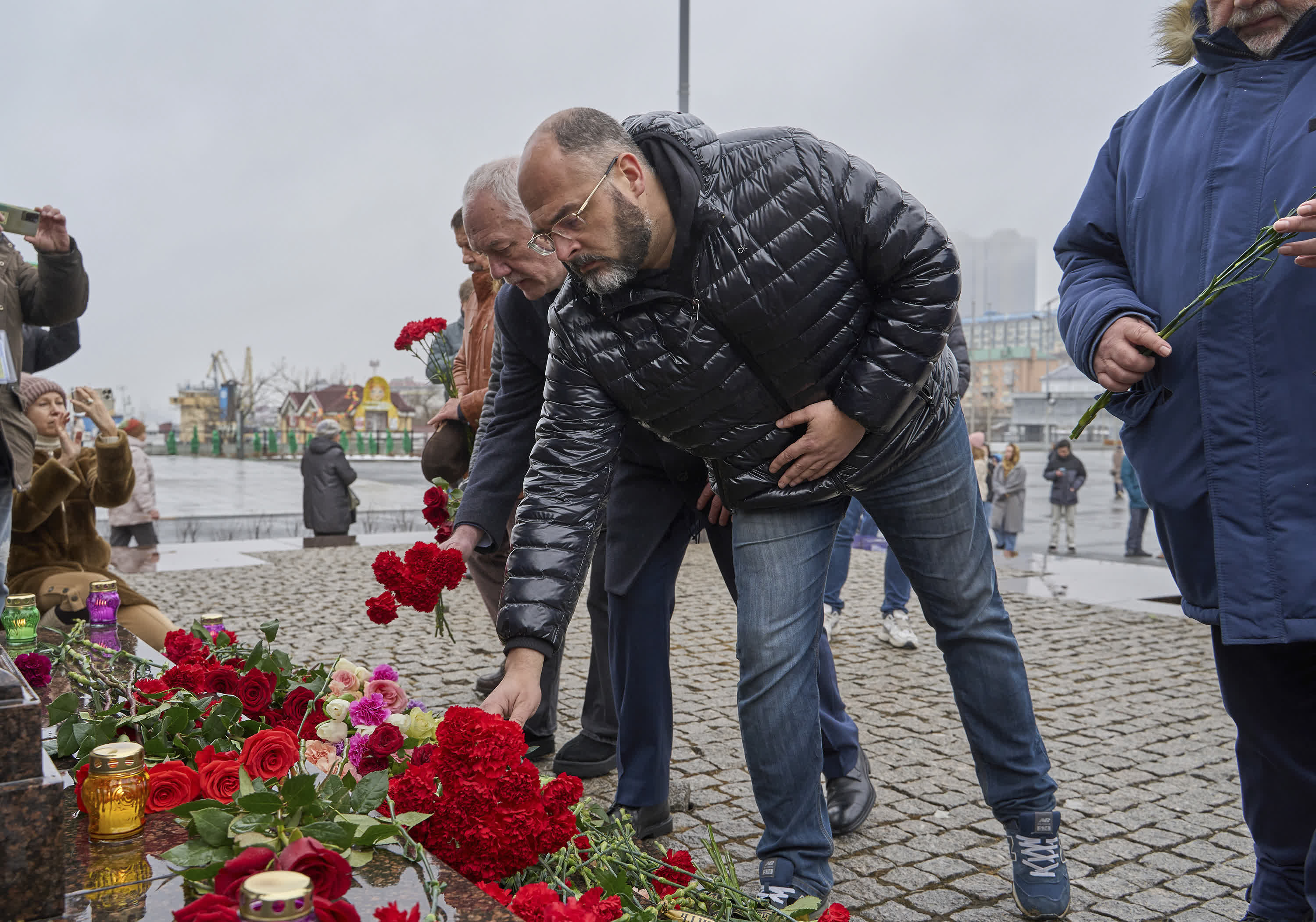 3月23日，俄羅斯符拉迪沃斯托克市舉行活動悼念莫斯科近郊恐襲事件遇難者，市長舍斯塔科夫在中心廣場獻花。（新華社）