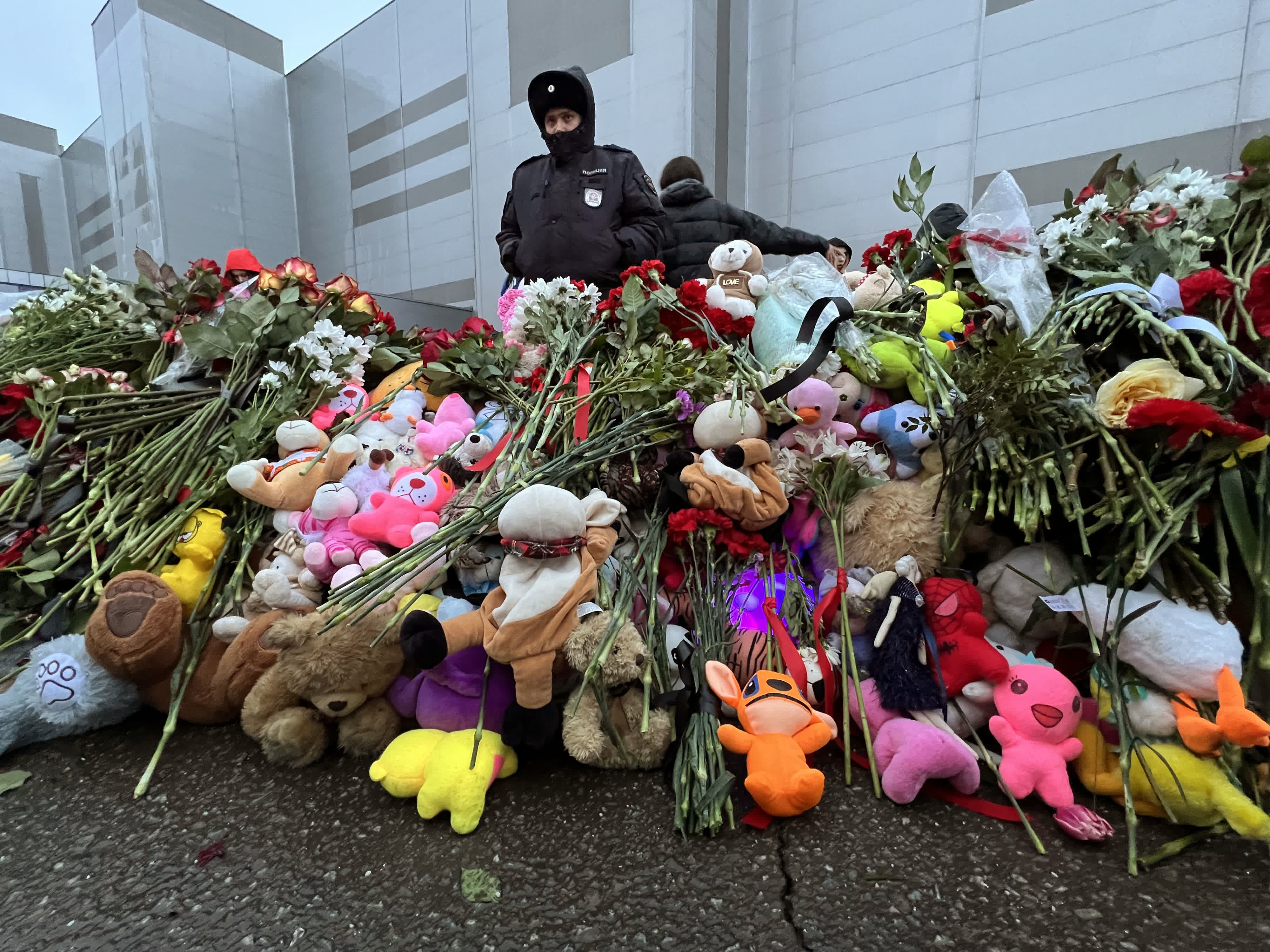 民眾在恐襲事件現場附近敬獻的鮮花和毛絨玩具。（中新社）