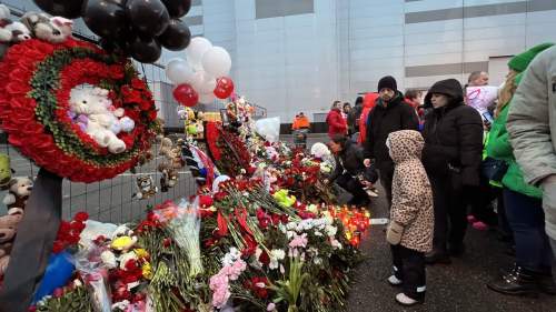 俄民眾在莫斯科恐襲現場悼念遇難者