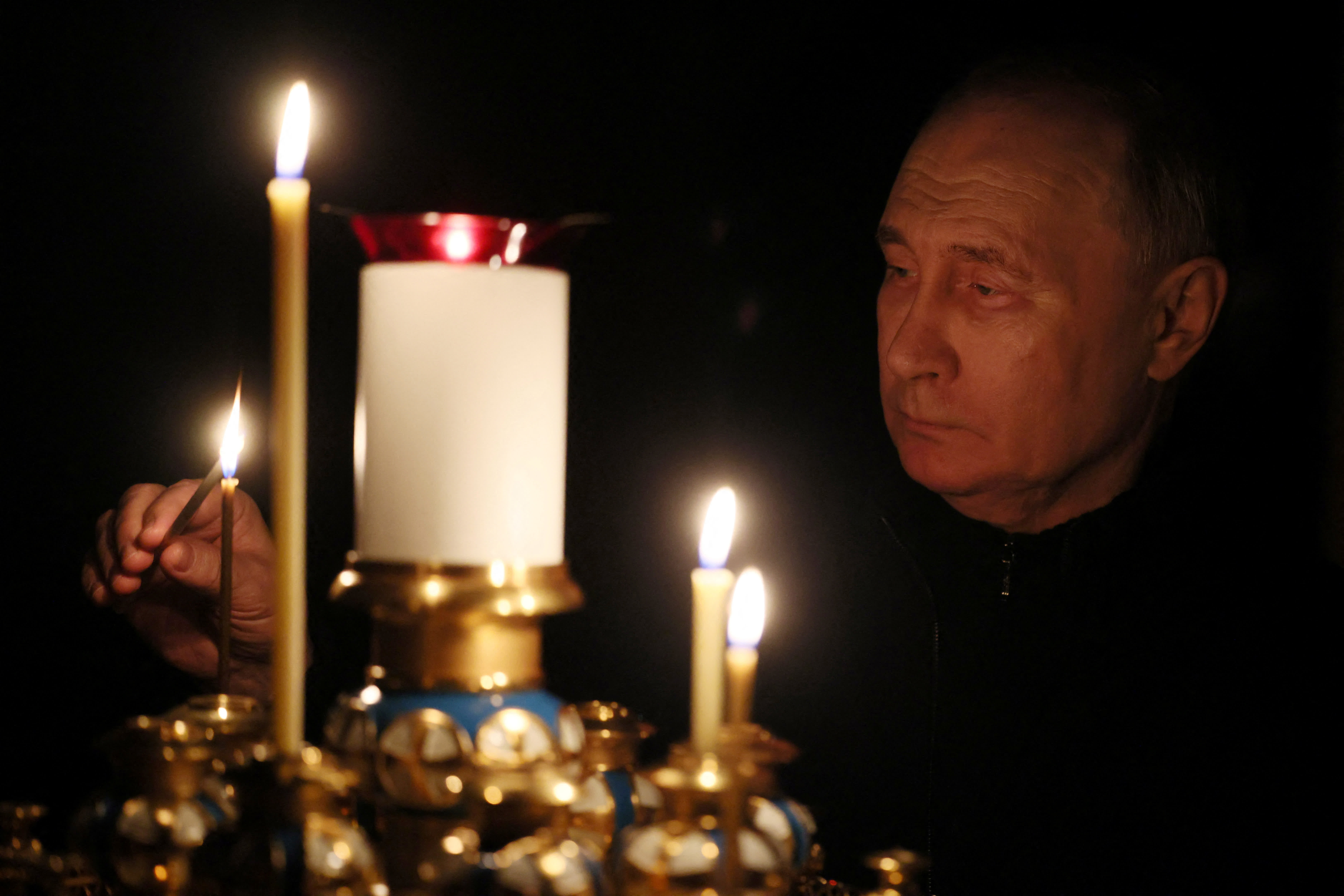 普京哀悼莫斯科近郊恐襲遇難者　燭光中祈禱