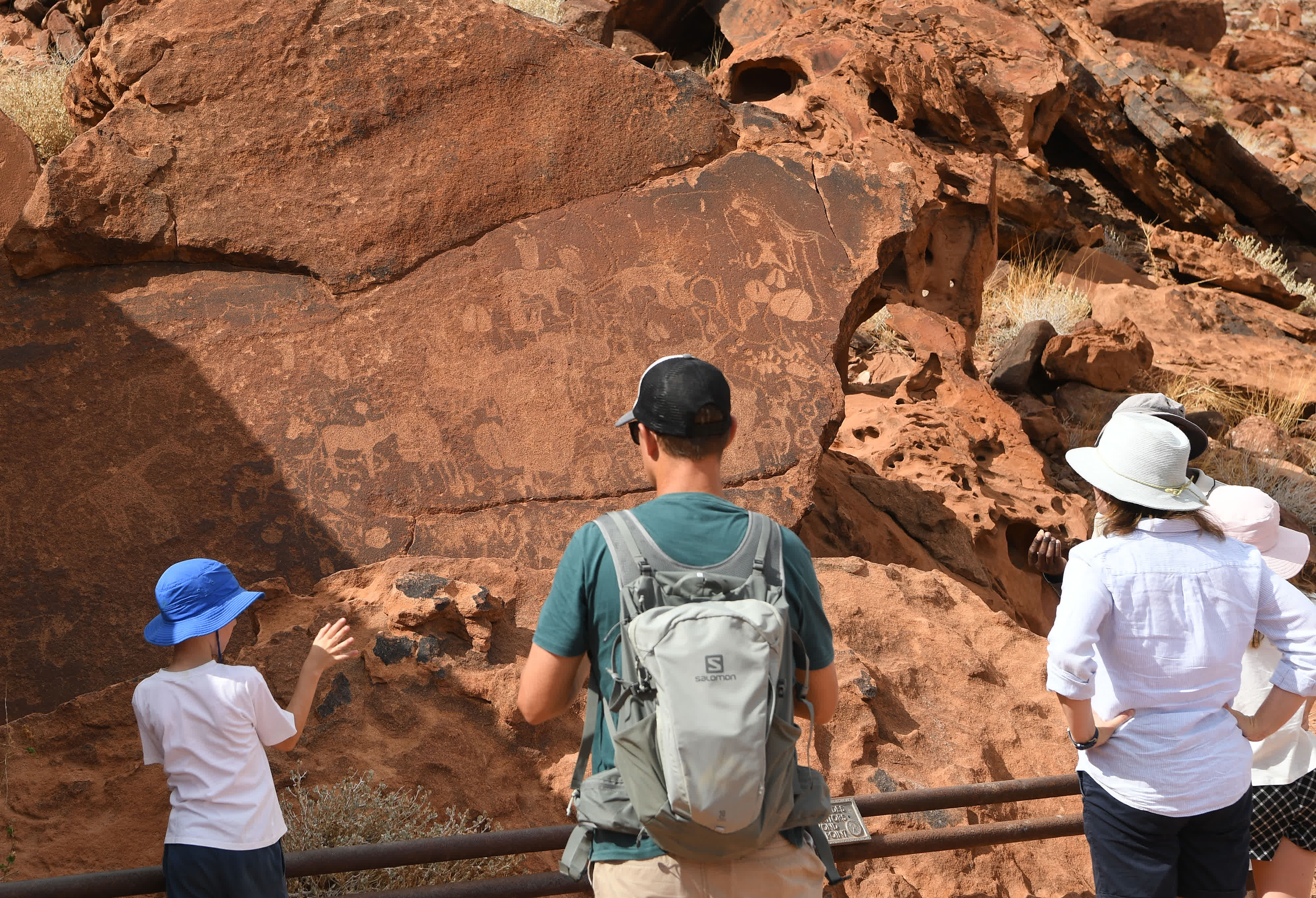 3月26日，在納米比亞庫內內省，遊客欣賞頹廢方丹岩畫。新華社