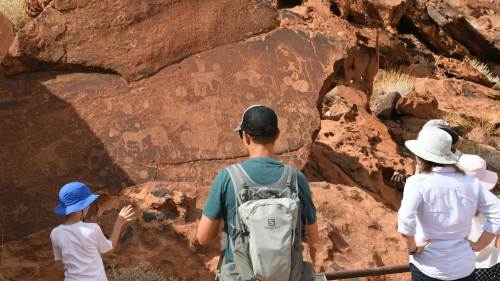 納米比亞：遊客參觀頹廢方丹岩畫