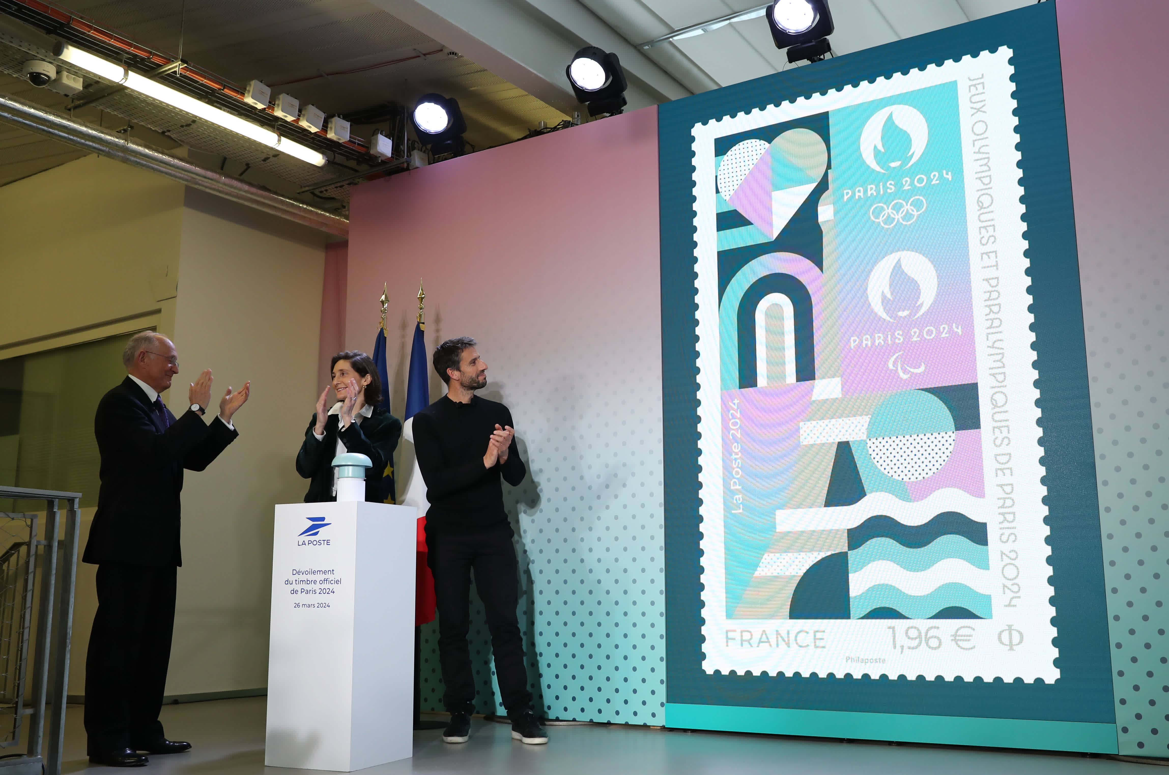 3月26日，法國郵政集團總裁菲利普·瓦爾、法國體育部長卡斯特拉、巴黎奧組委主席托尼·埃斯坦蓋（從左至右）揭曉巴黎奧運會及殘奧會官方郵票。（新華社）