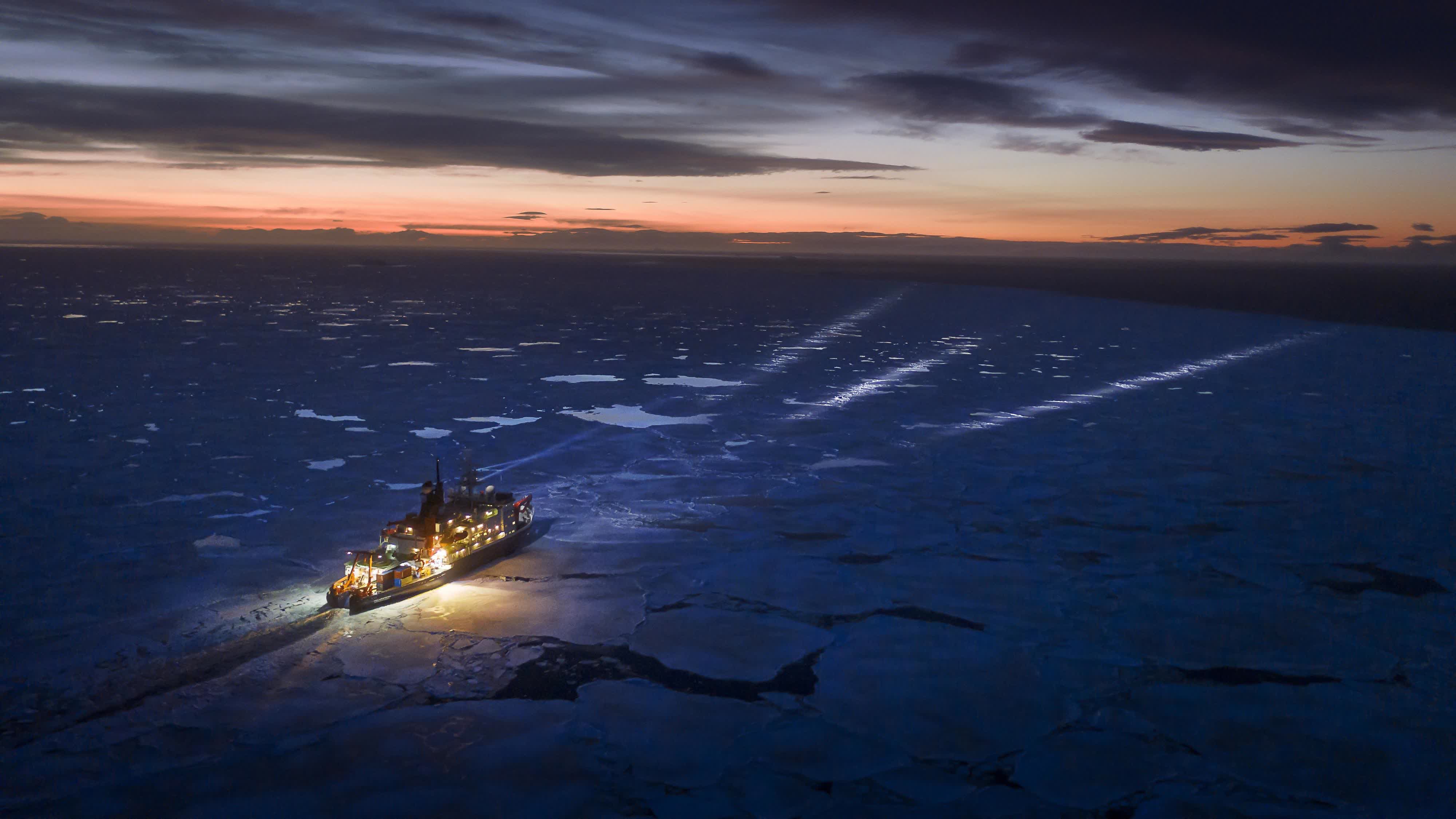 南極洲長達數個月，太陽不會在地平線升起的冬季。