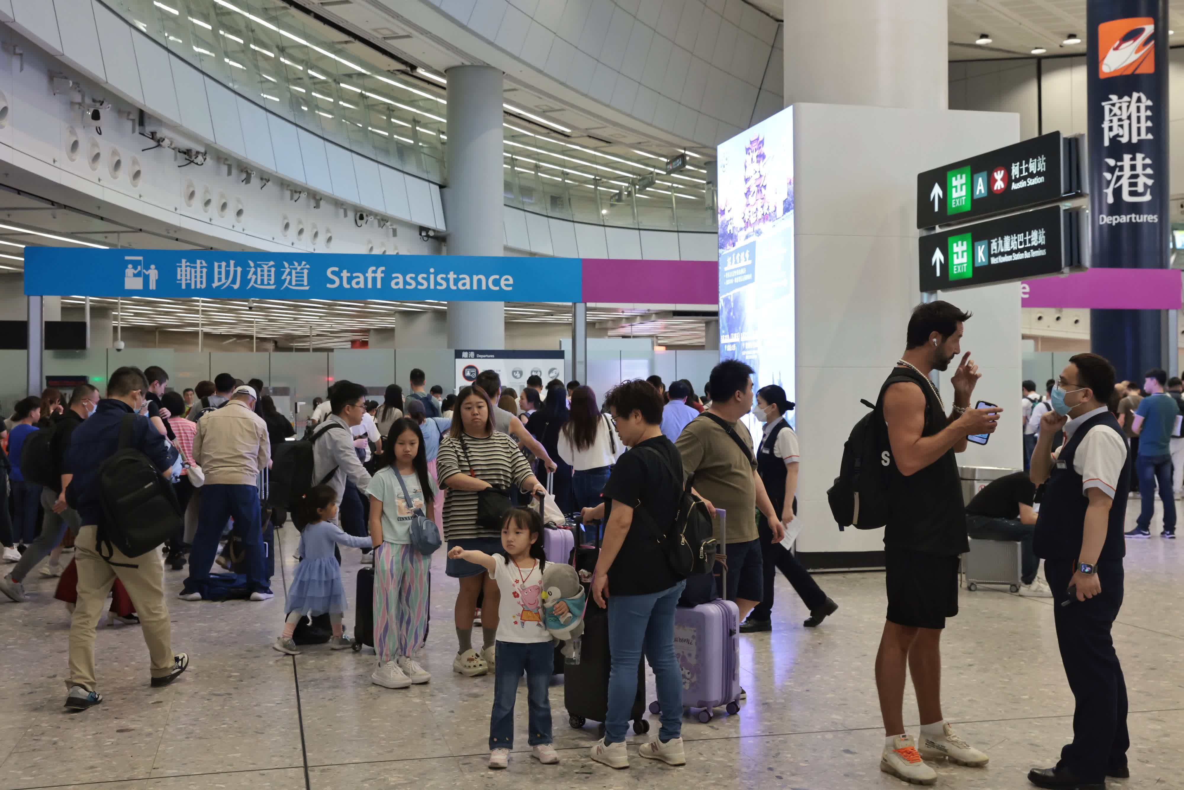 復活節假期首日　西九龍站大批旅客準備出遊內地